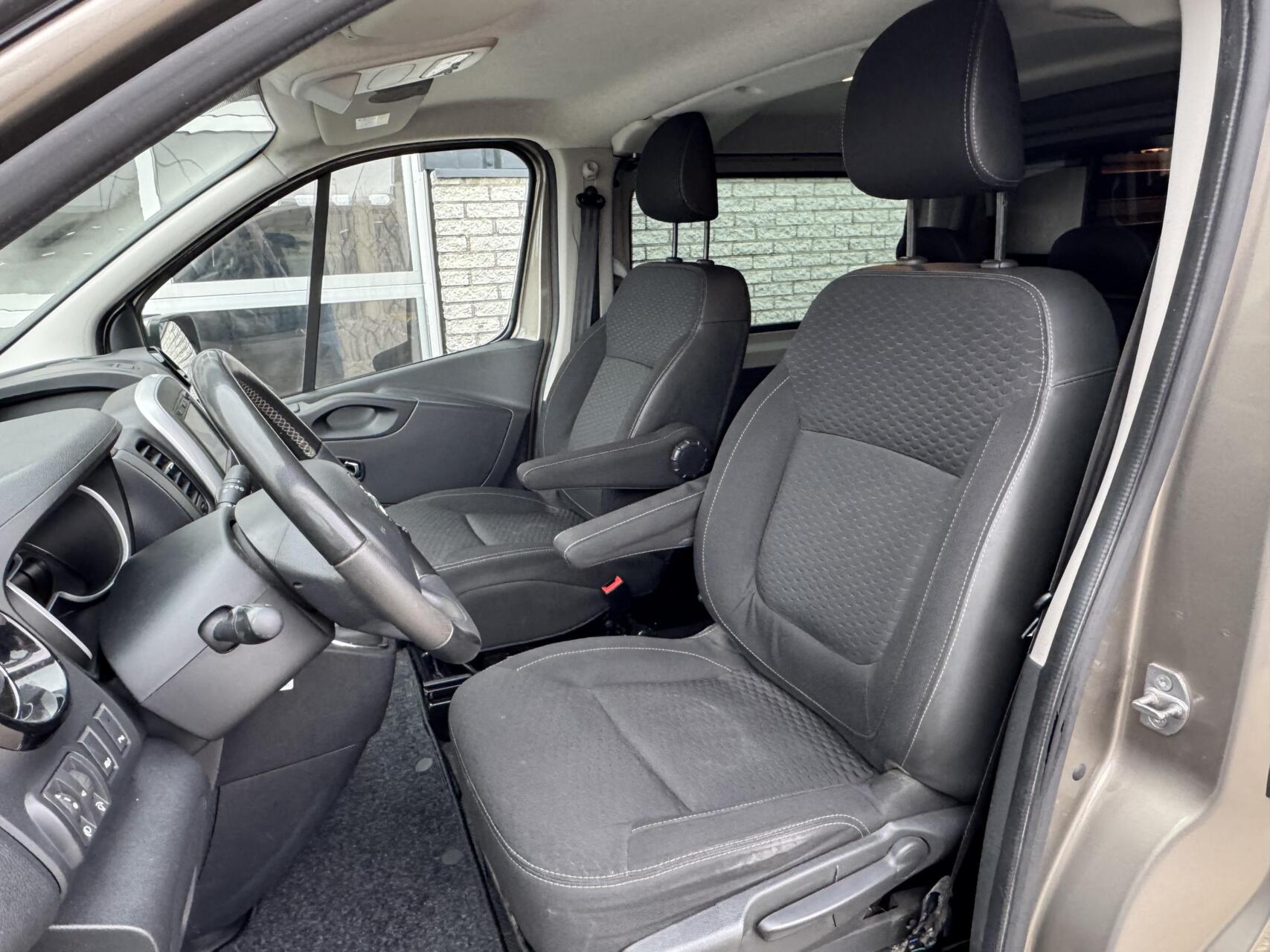 Foto van Opel Vivaro-b