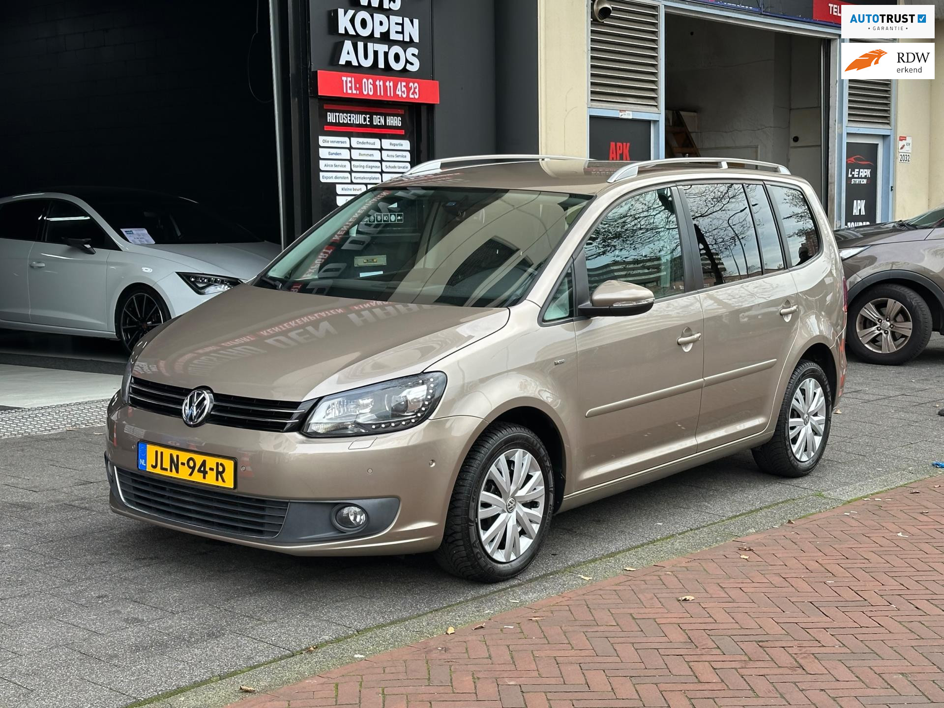 Volkswagen Touran 1.4 TSI Highline Aut Clima Stoelverwarming PDC 2015 - voorkant
