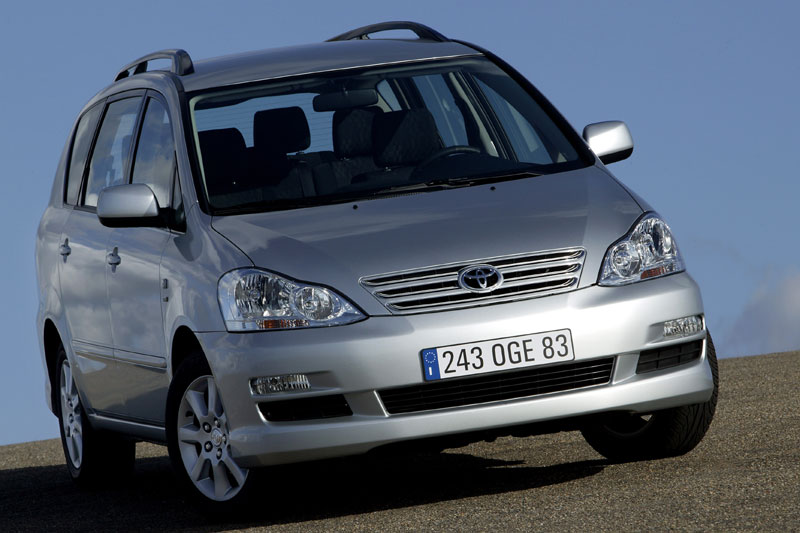Toyota Avensis Verso 2.0i Linea Luna 7p. 2004 - voorkant