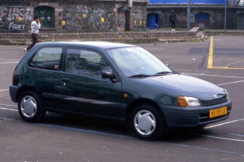 Toyota Starlet 1.3-16V 1998 - voorkant