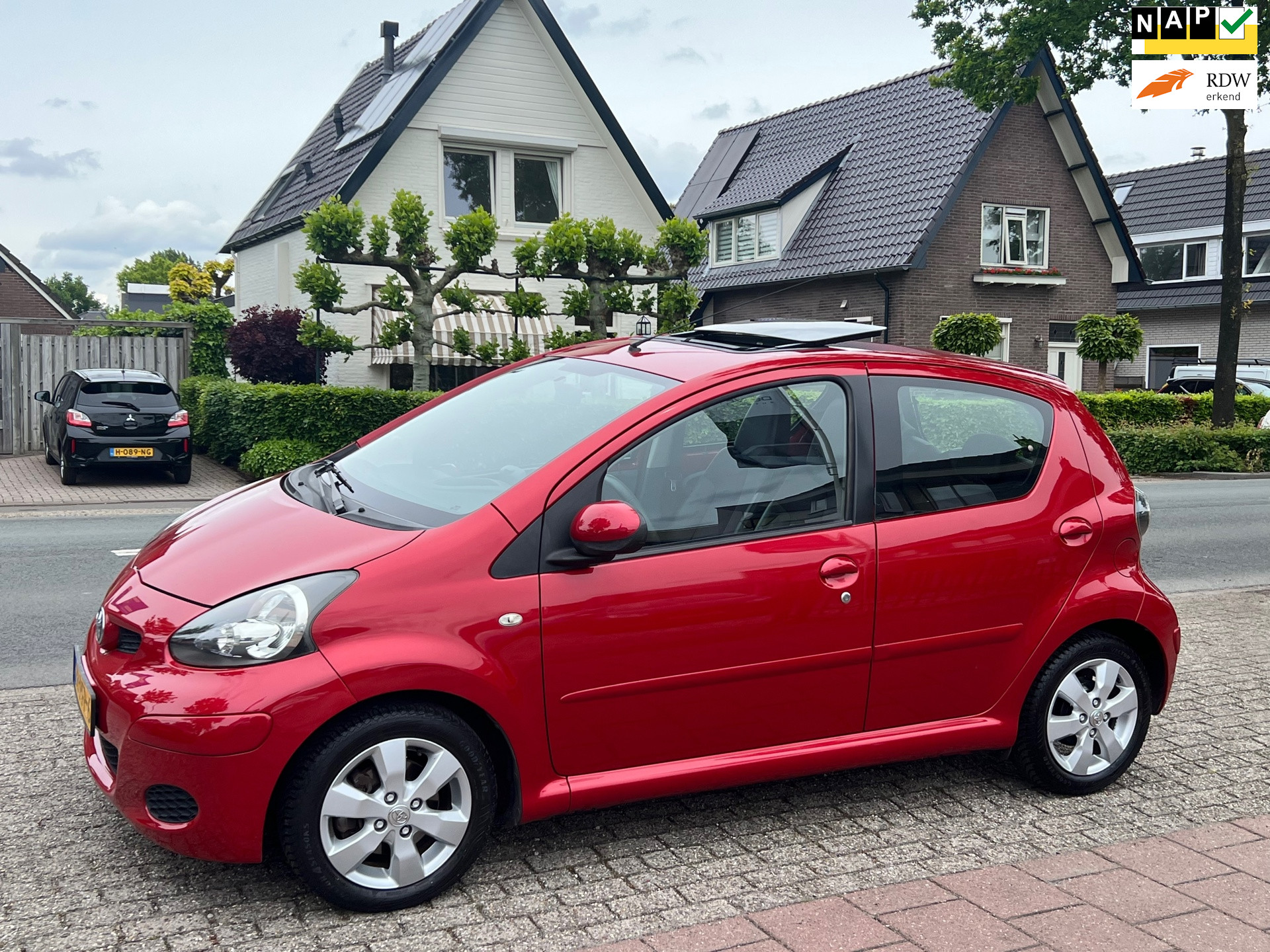 Toyota Toyota Aygo 1.0-12V Aspiration Red Navigator NL-AUTO-NAP. 2011 - voorkant