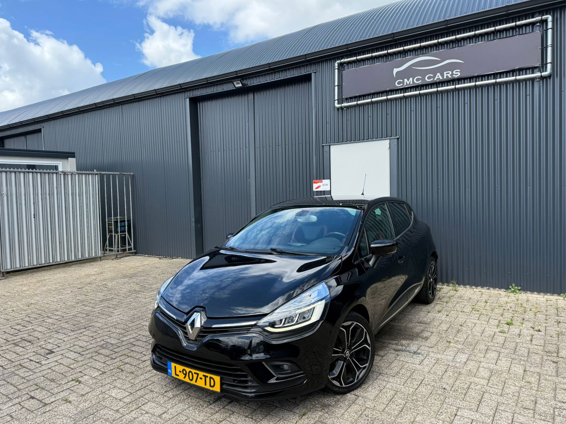 Renault Clio 1.2 TCe Intens PANO!! LAGEKMS!! KEYLESSGO!! 2018 - voorkant