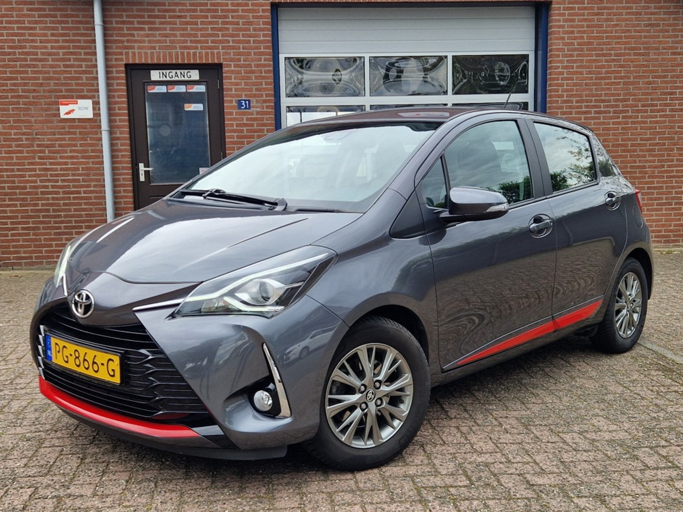 Toyota Toyota Yaris 1.5 VVT-i Design Red 5-Drs NL-auto Clima Cruise Dealer OH Trekhaak 2017 - voorkant