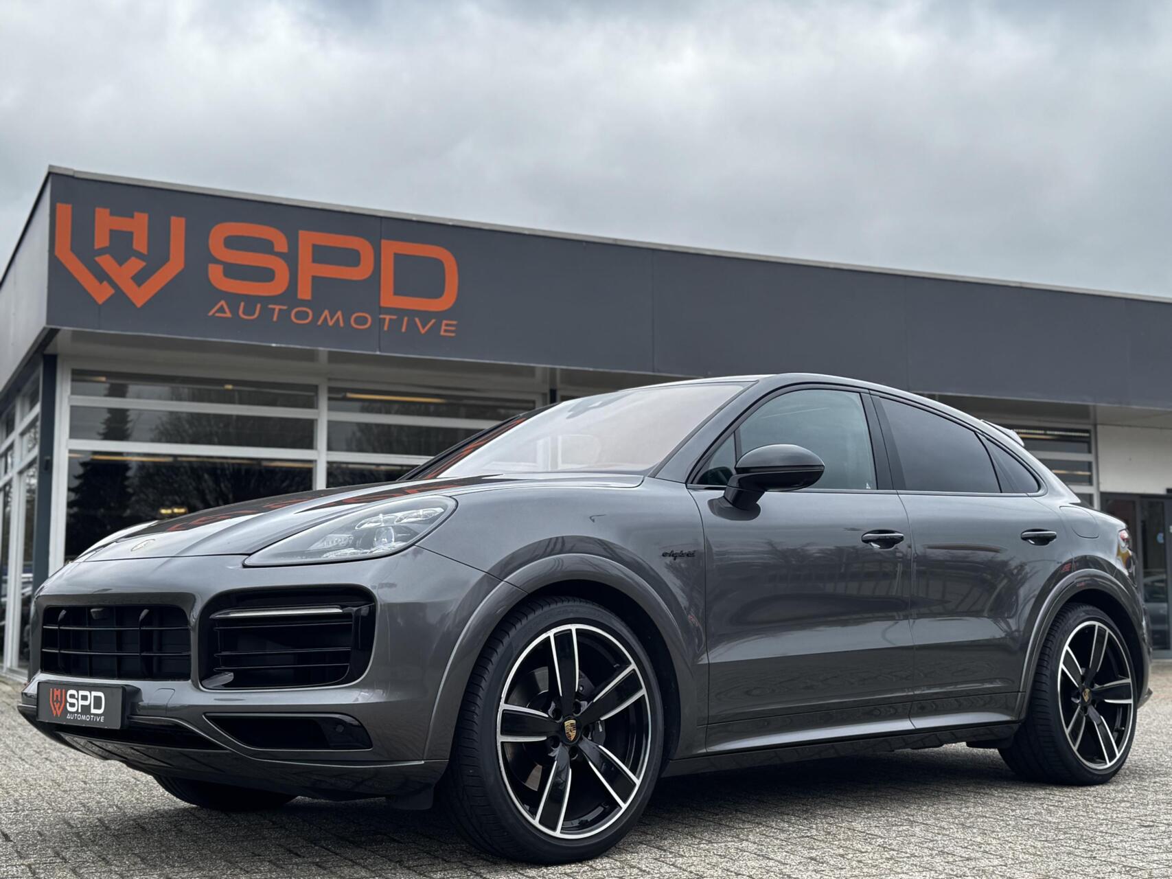 Foto van PORSCHE CAYENNE E-HYBRID