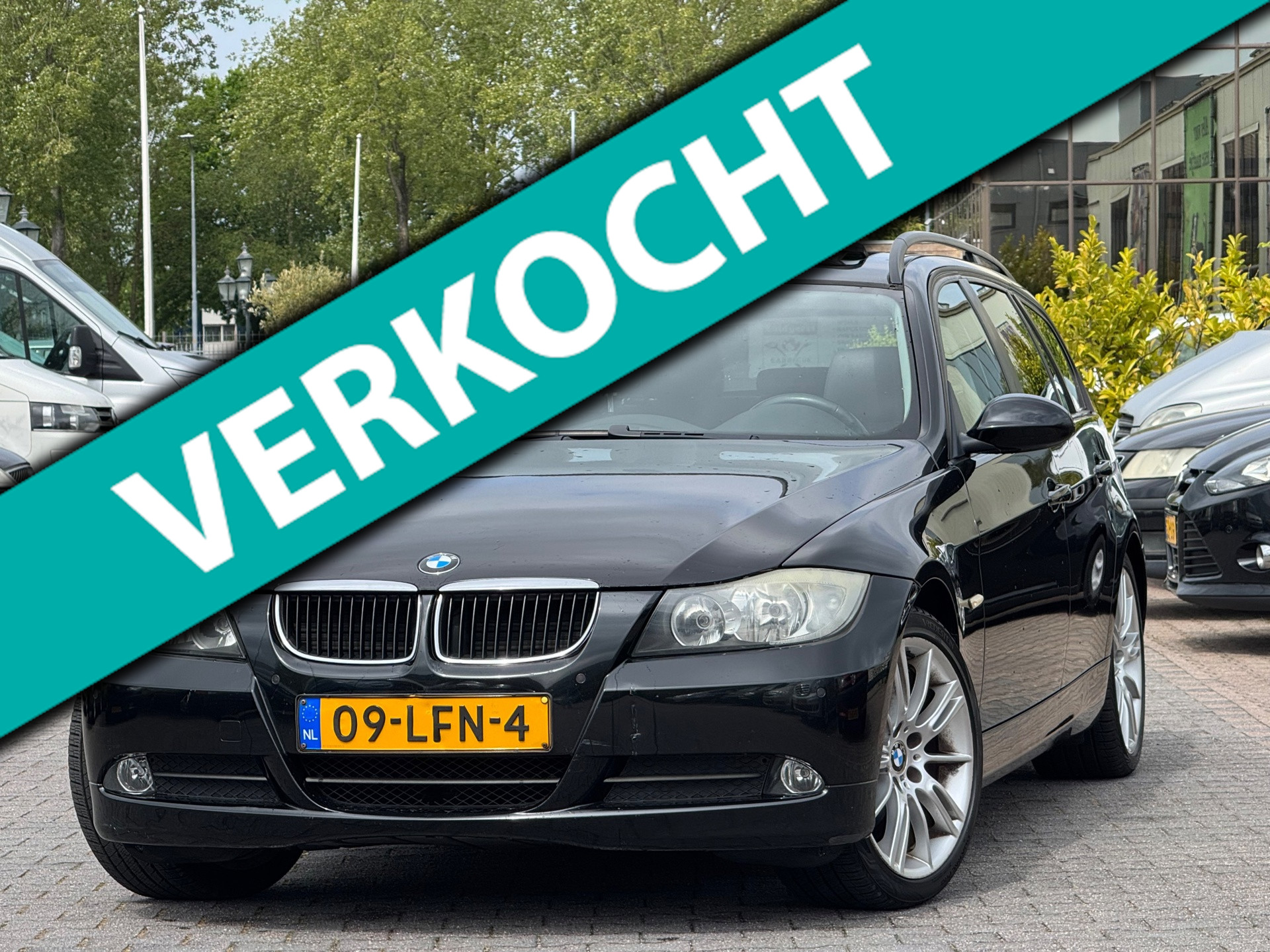 BMW 3er Reihe 320i High Executive | Panoramadak | Leder | Parkeersensoren | 18 inch | Trekhaak | Cruise control | Bluethooth 2008 - voorkant
