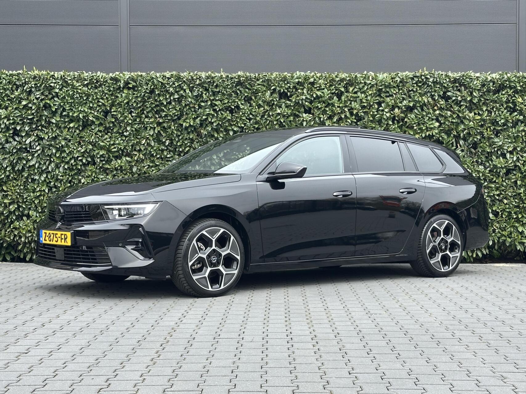 Opel Astra Sports Tourer 1.2 Turbo Ultimate, NL AUTO, NAP LOGISCH, PANORAMADAK, 360 CAMERA, HUD, MEMORY, DODEHOEK, KEYLESS, LEDER/ALCANTARA, CRUISE CONTROL, CLIMATE CONTROL, STOEL/STUURVERWARMING, ELEKTRISCHE KOFFERKLEP, LICHTMETAAL 18" 2024 - voorkant