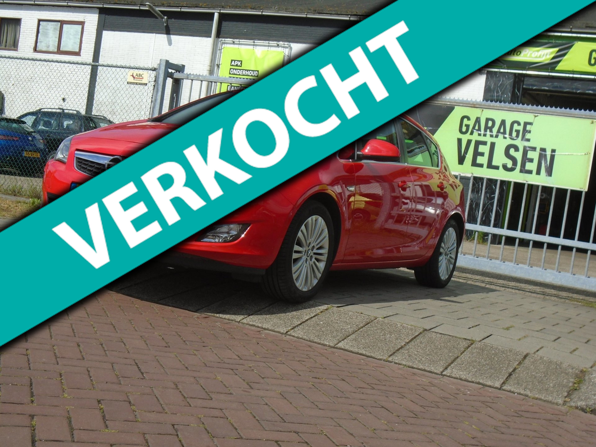 Opel Astra 1.4 Cosmo / AIRCO /5 drs / 17 inch velgen 2011 - voorkant