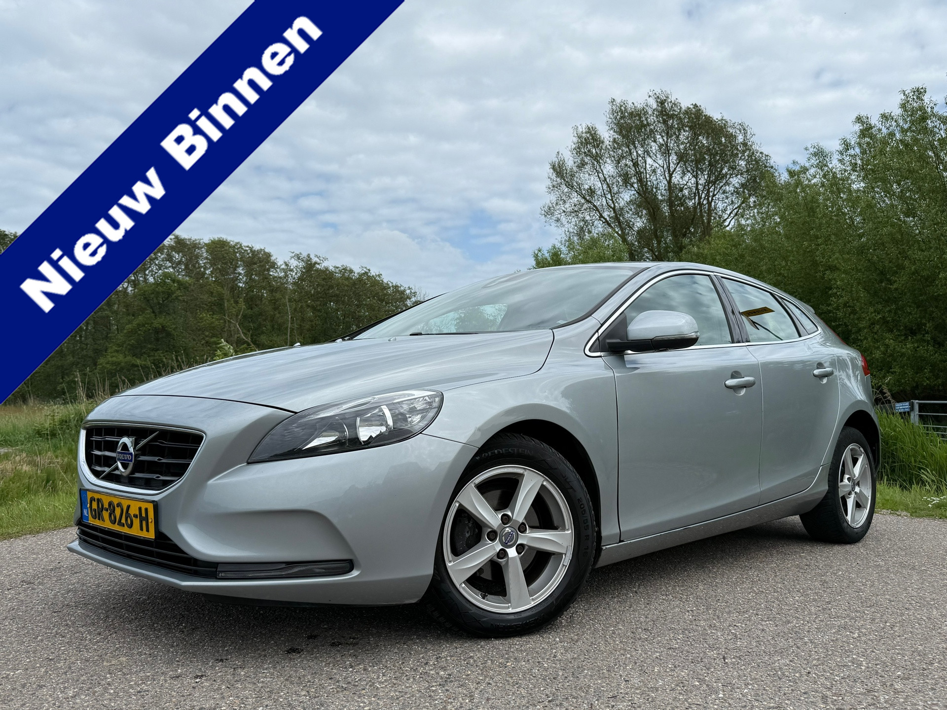 Volvo V40 2.0 D2 Momentum Business | EXPORT | Harman & Kardon | H-Leder | Navi | Clima | 16" Velgen | PDC | Cruise | LED | 6 Versn 2015 - voorkant