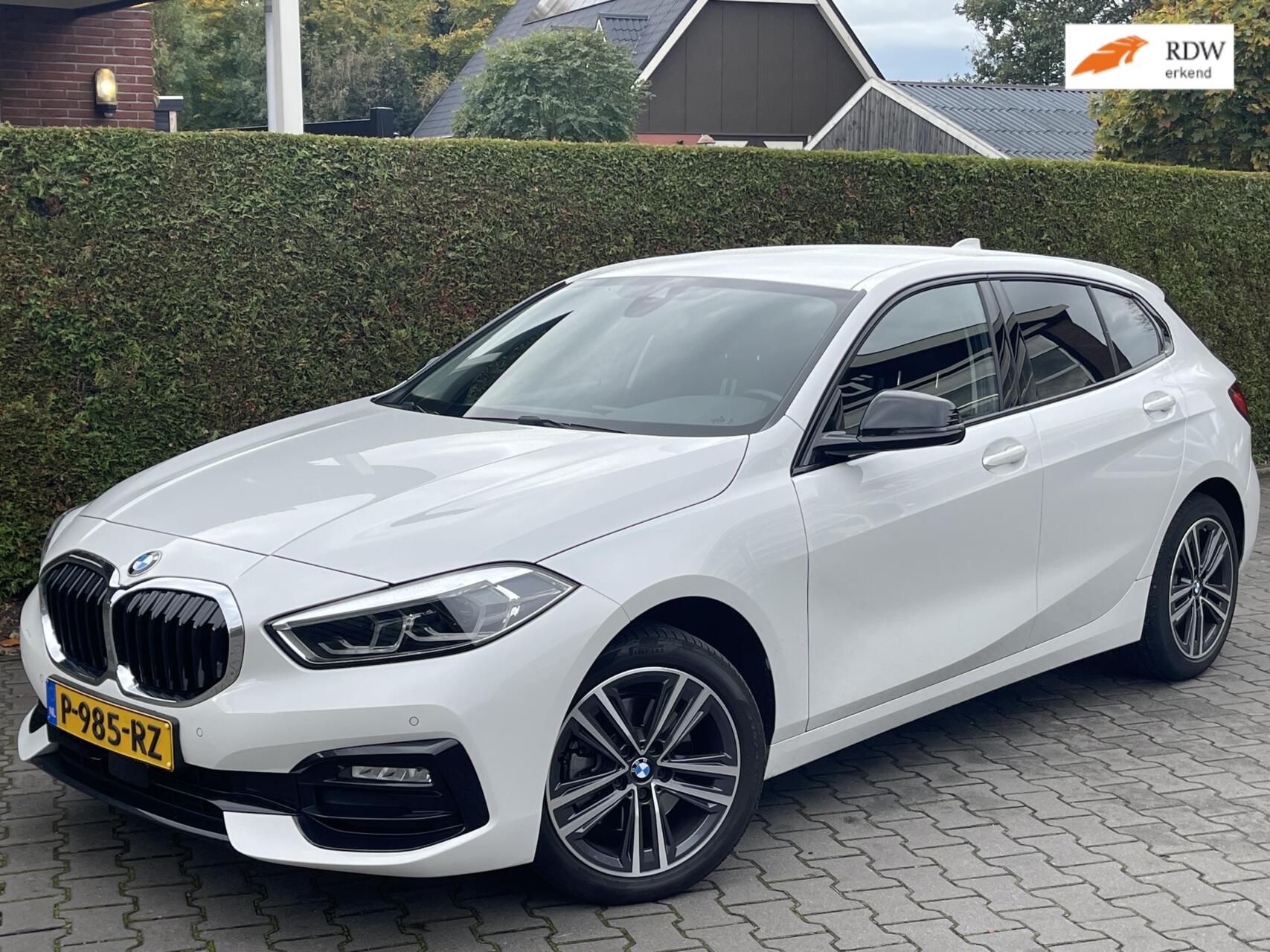 BMW 118i 118i Automaat Sport Edition | SPORTSTOELEN |  NAVIGATIE | PARKEERSENSOREN | 2022 - voorkant