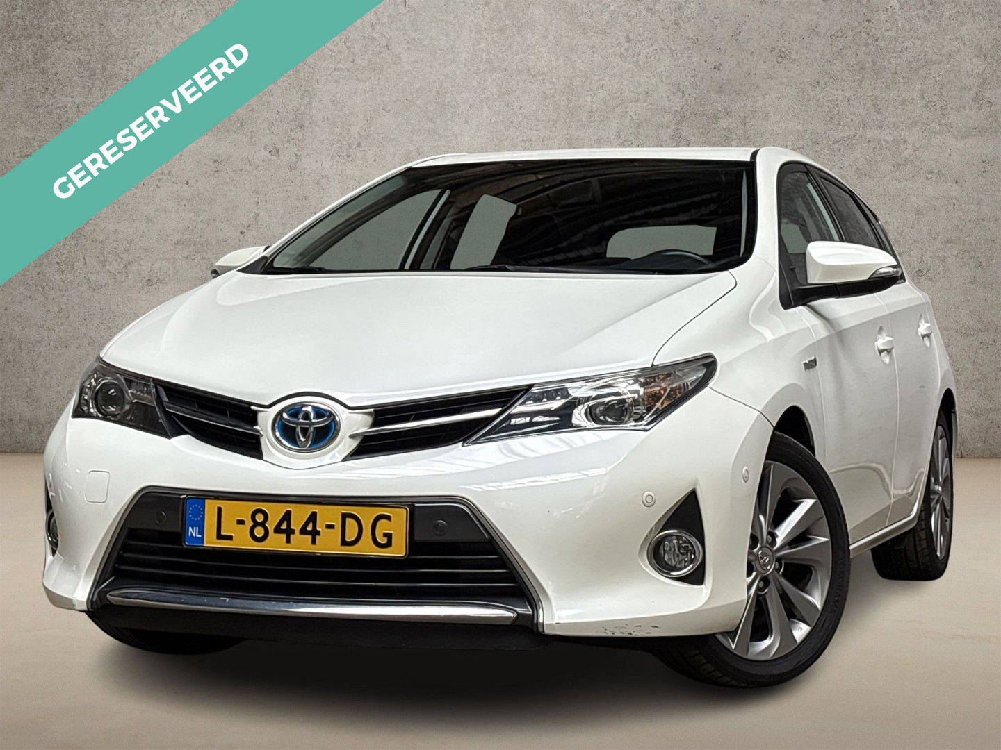 Toyota Toyota Auris 1.8 Hybrid Sport Automaat (NAVIGATIE, CAMERA, STOELVERWARMING, SPORTSTOELEN, LM VELGEN, KEYLESS, CRUISE, NIEUWSTAAT) 2013 - voorkant