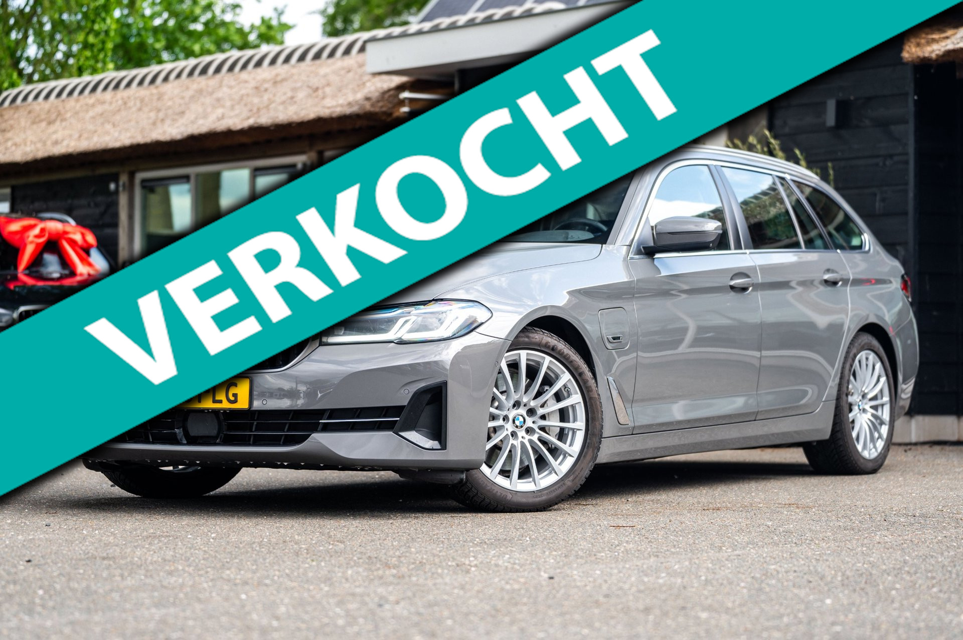 BMW 530e BMW 530e Touring LCI High Executive I Laserlight I Comfortstoelen I Driving Assistant Pro I Trekhaak 2022 - voorkant