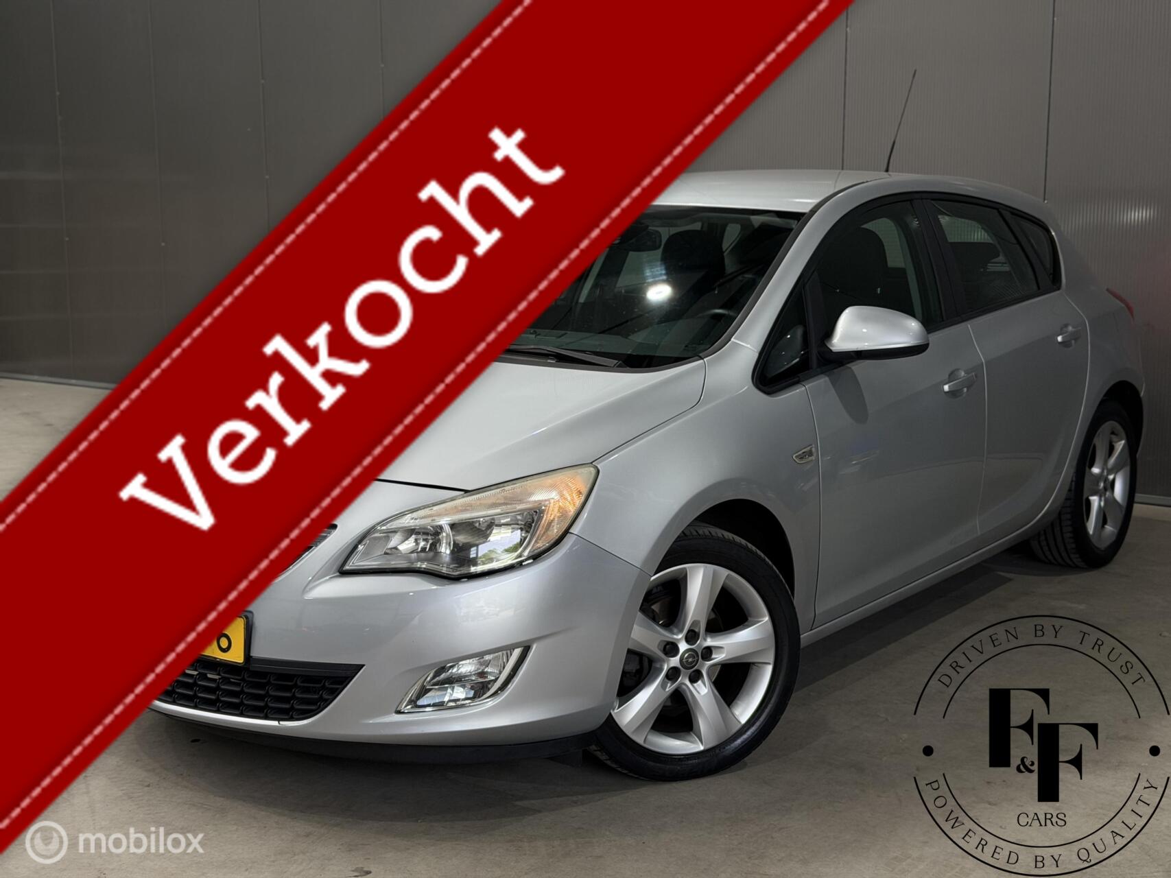 Opel Astra 1.6 Cosmo | NAP | Trekhaak | CarPlay 2010 - voorkant