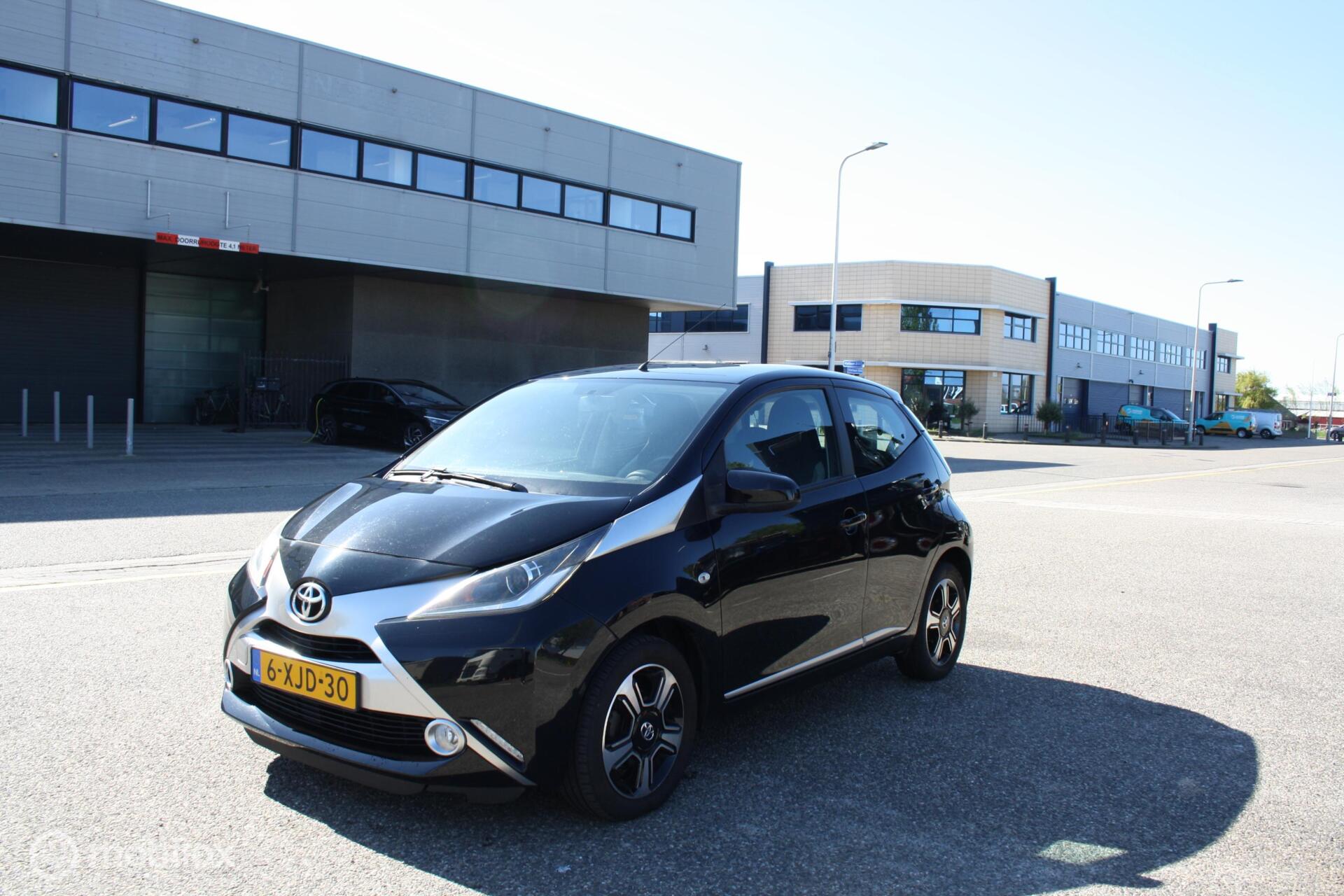 Toyota Toyota Aygo 1.0 VVT-i x-clusiv automaat NAP 62.946 km APK 2014 - voorkant