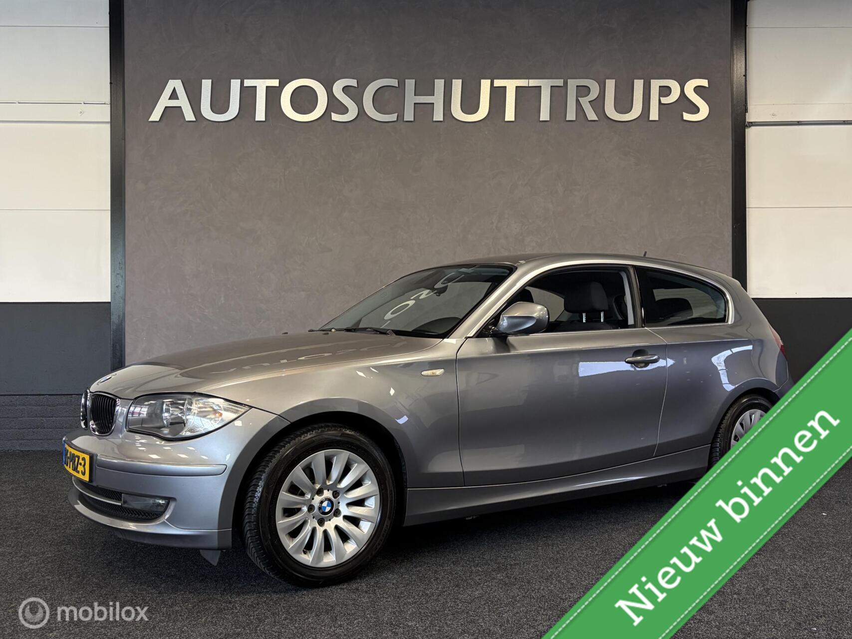 BMW 118i 118i EffDyn. Ed. Business Line Ultimate Edition CLIMA / CRUISE / TR.HAAK / DISTRIBUTIE IS VV / 2010 - voorkant