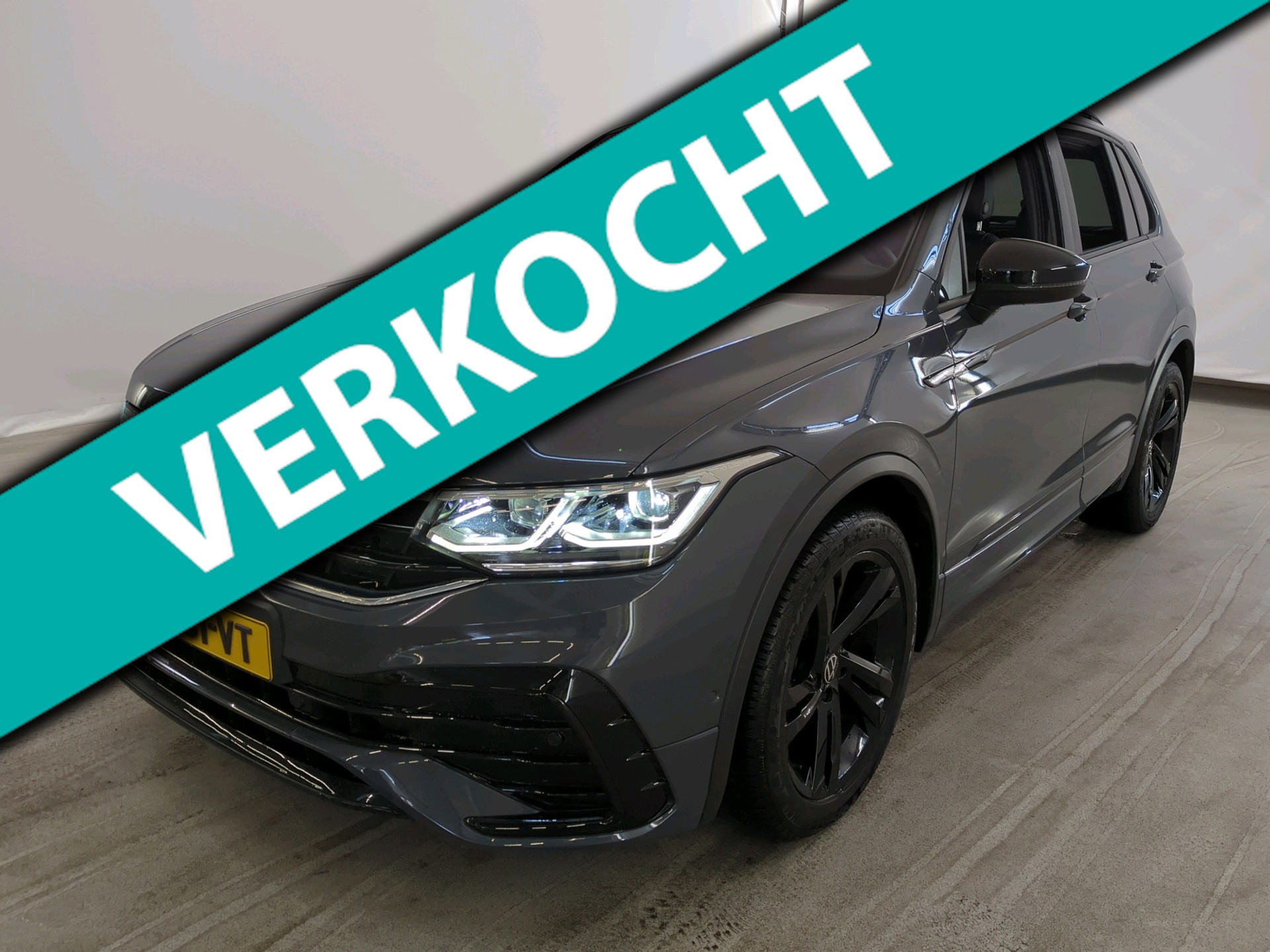 Volkswagen Tiguan 1.5 TSI 150pk Automaat R-Line Business+ | Panoramadak | Leder | Trekhaak | Winter en Assistentie pakket | H & K 2021 - voorkant