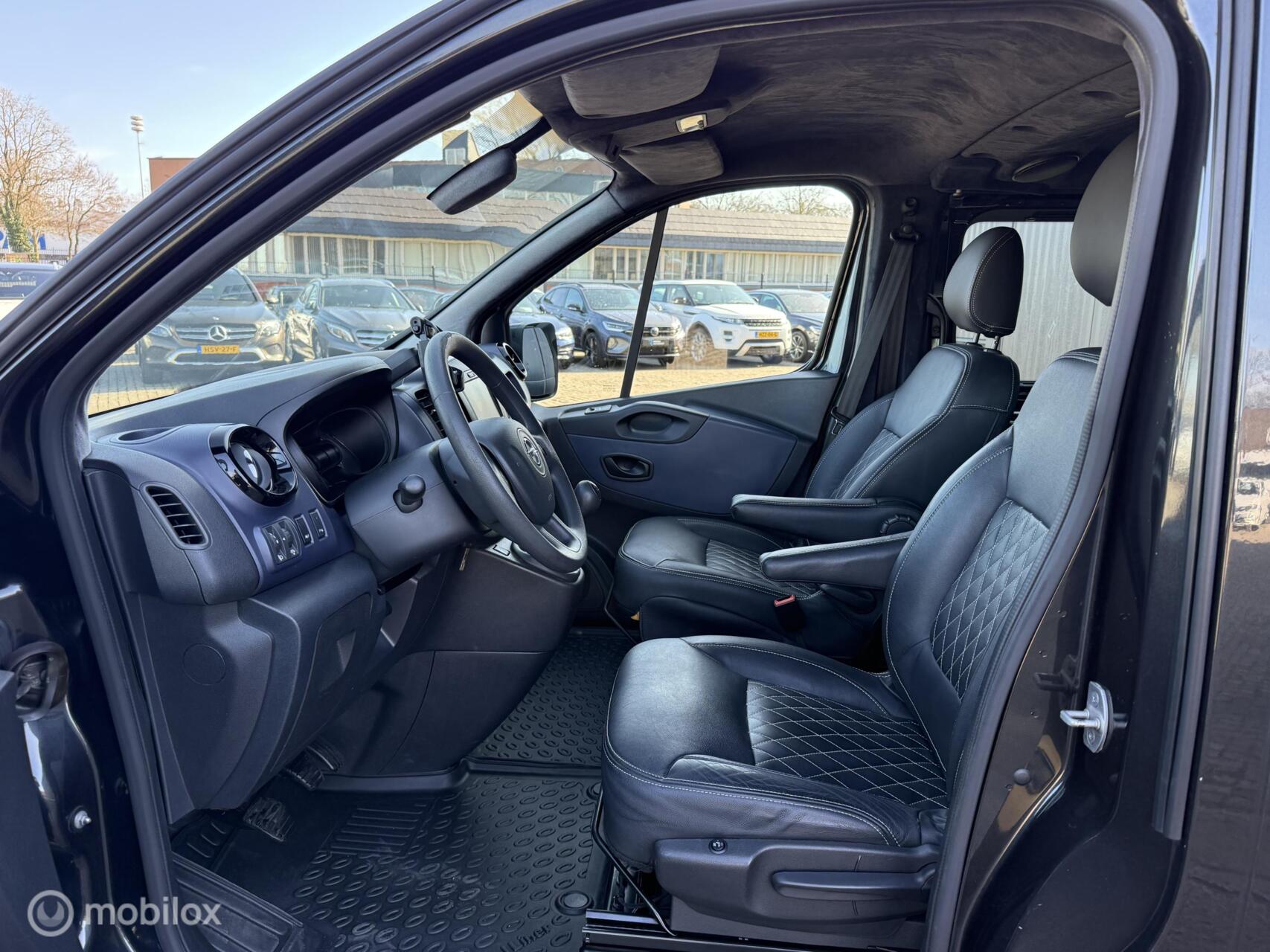 Foto van Opel Vivaro-b