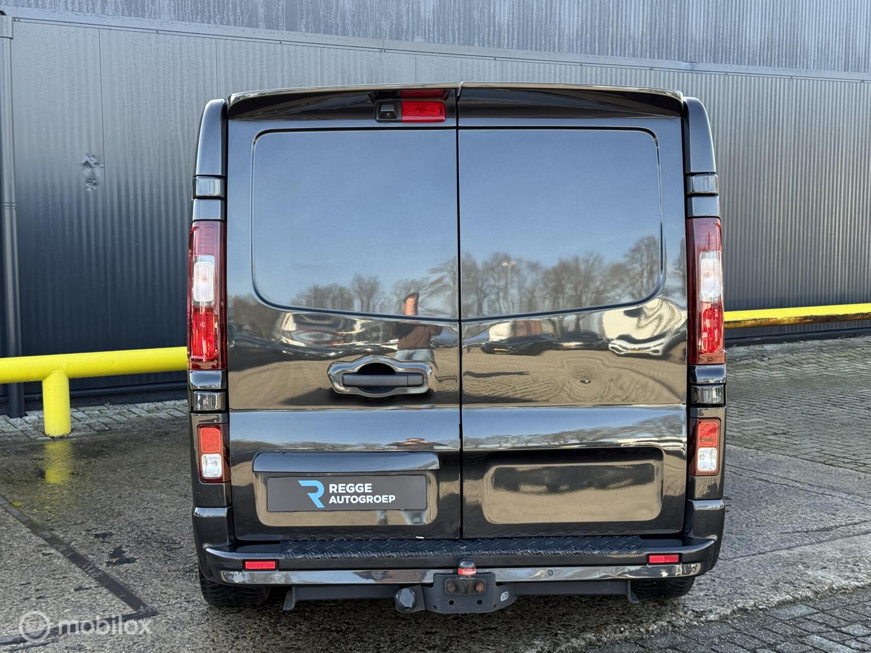 Foto van Opel Vivaro-b