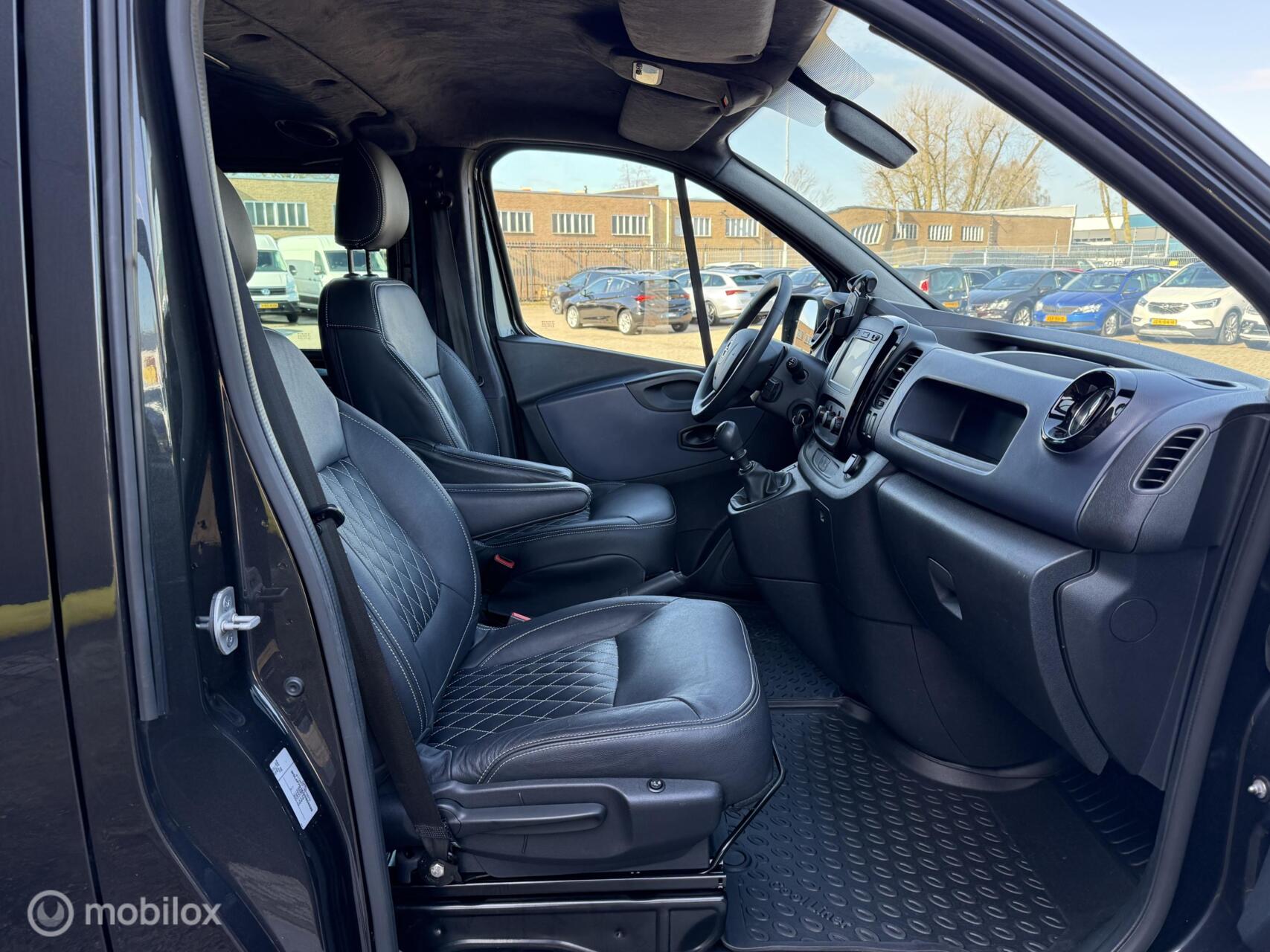 Foto van Opel Vivaro-b