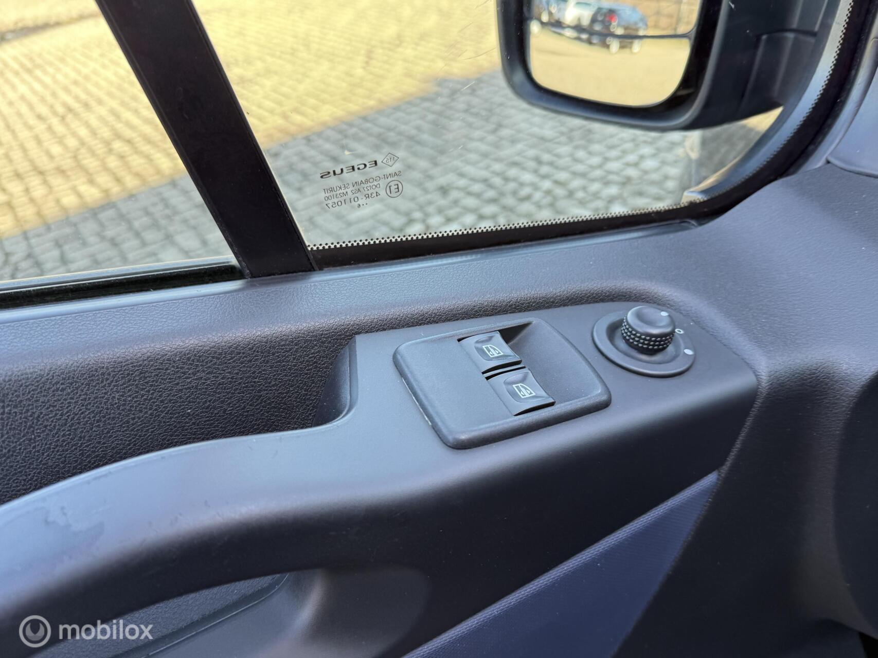 Foto van Opel Vivaro-b