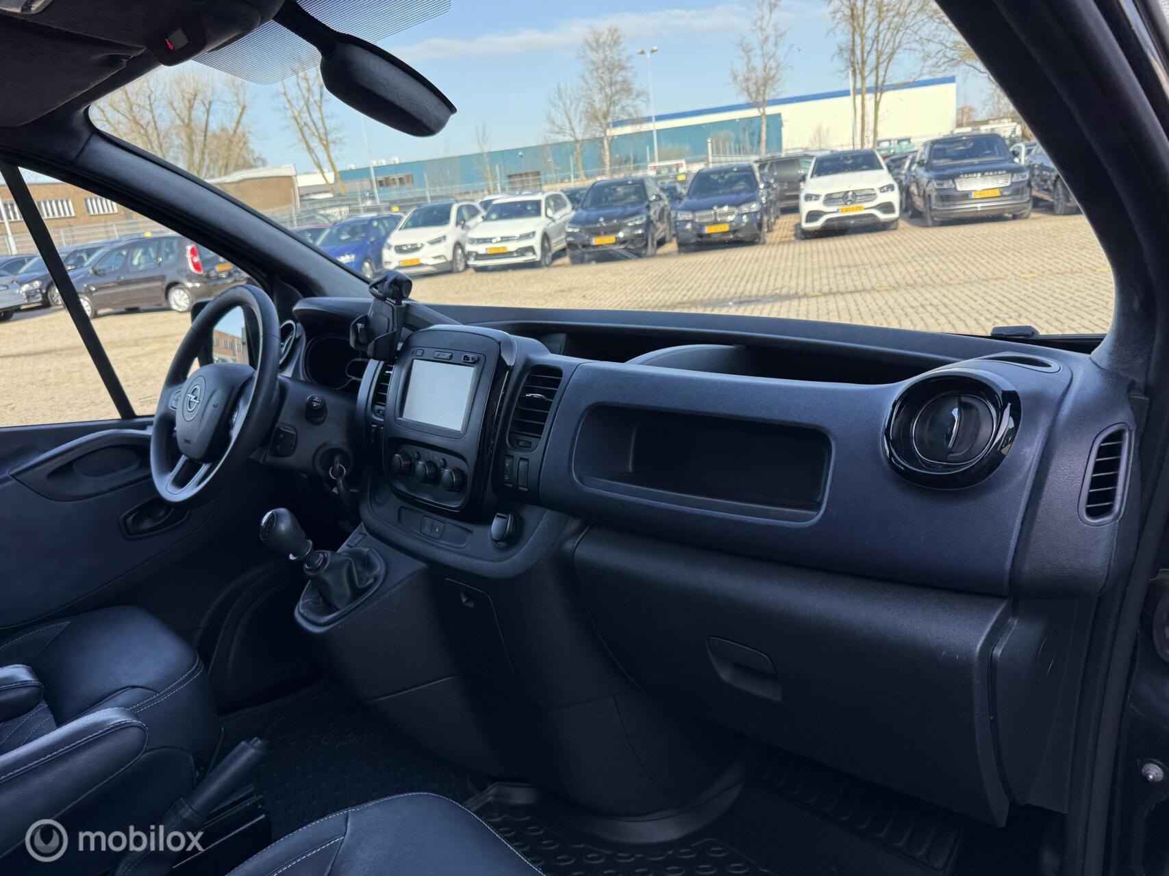 Foto van Opel Vivaro-b