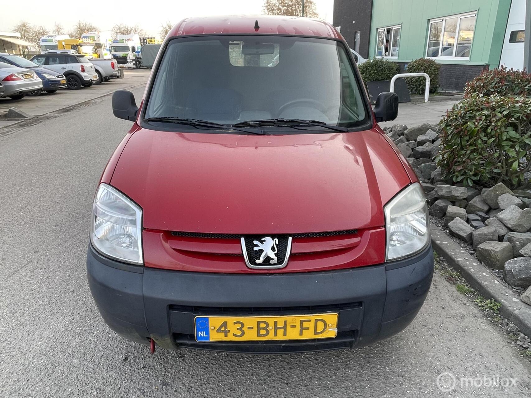 Peugeot Partner 170c 1.9d 170C 1.9 D Nieuwe Apk 2003 - voorkant
