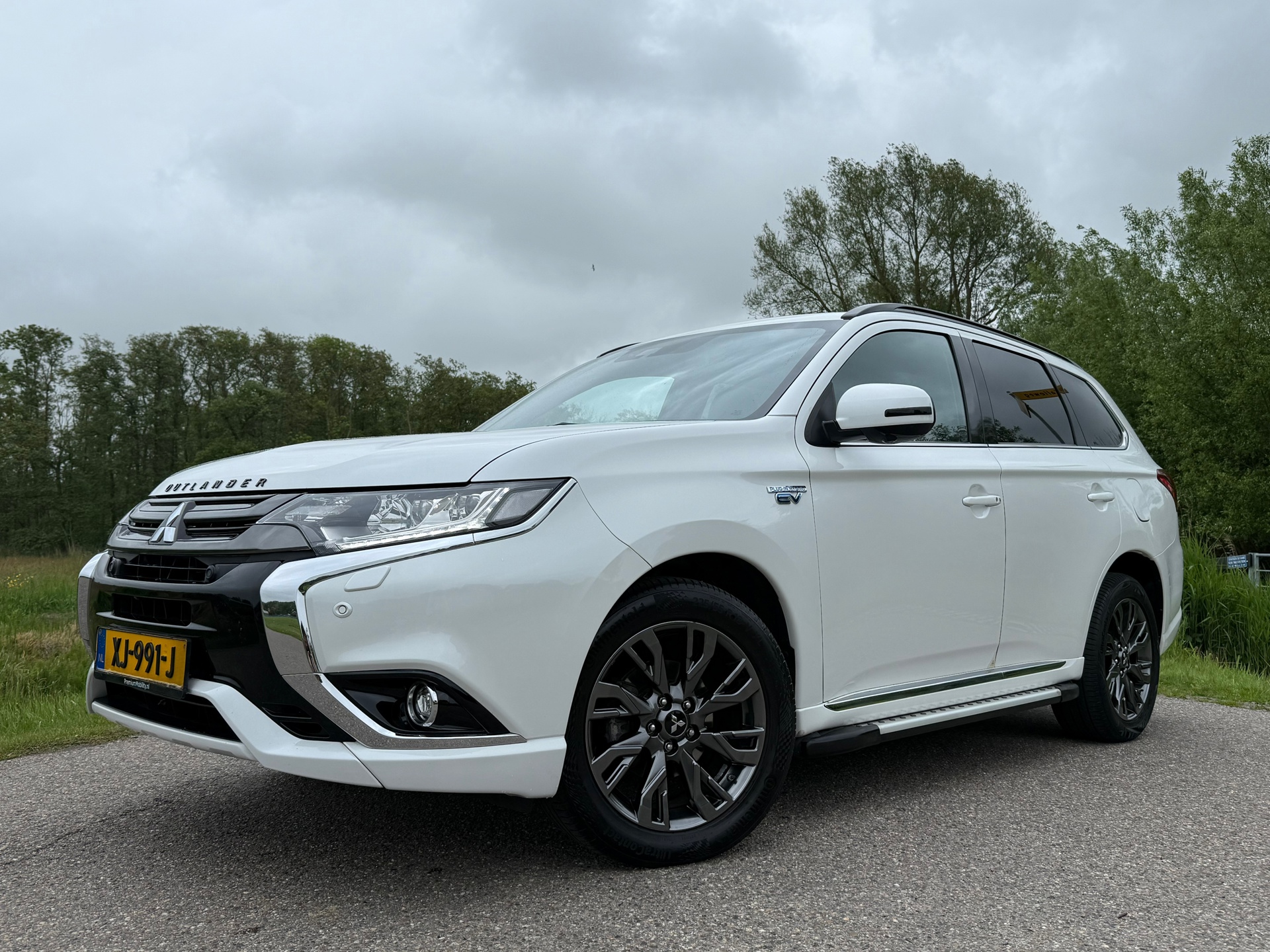 Mitsubishi Mitsubishi Outlander 2.0 PHEV S-Edition Automaat / Schuifdak / Leder / 360 Camera / Stuur-/Stoelverwarming / Key-Less / PDC / LED 2019 - voorkant