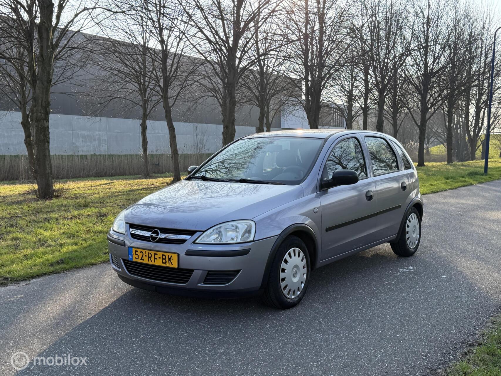 Opel Corsa-c 1.2-16V Rhythm*NEW APK 03/27*AIRCO*ELEK. RAMEN 2005 - voorkant
