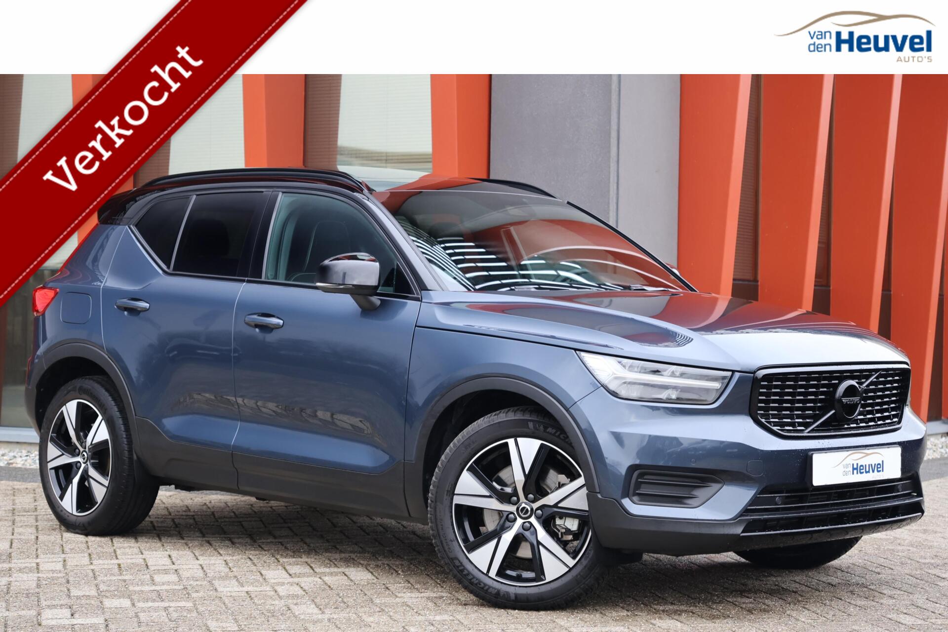 Volvo XC40 T4 Recharge R-Design | Stoelverwarming | Trekhaak | Panoramadak | Parkeercamera | Glossy Black | Keyless 2021 - voorkant