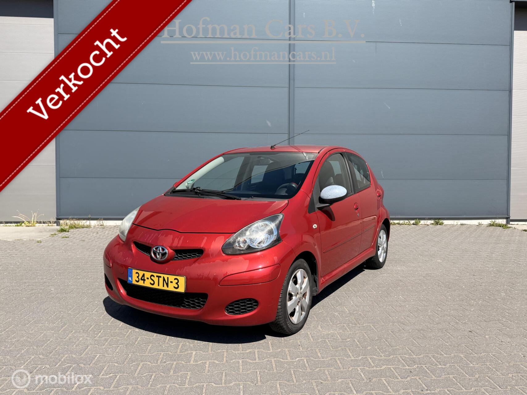 Toyota Toyota Aygo 1.0-12V Aspiration Red Navigator 5-deurs Airco CV 2011 - voorkant