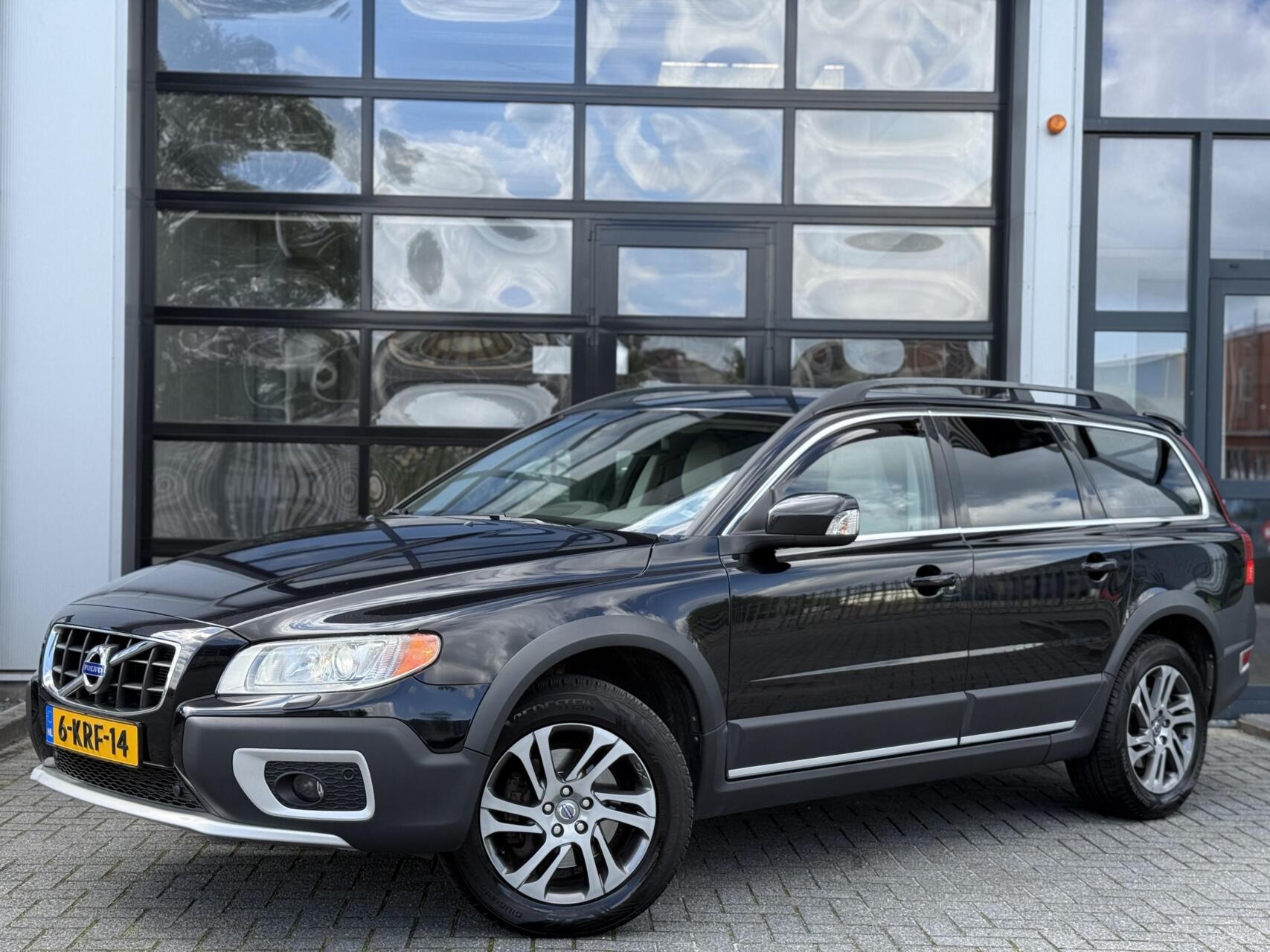 Volvo Xc70 2.0 D4 FWD Momentum / Leder / Navi / Cruise / NAP 2013 - voorkant