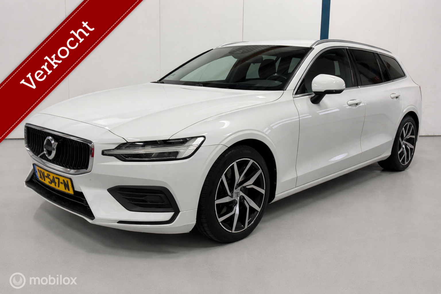 Volvo V60 2.0 T5 Momentum HUD / CARPLAY / TREKHAAK 2019 - voorkant