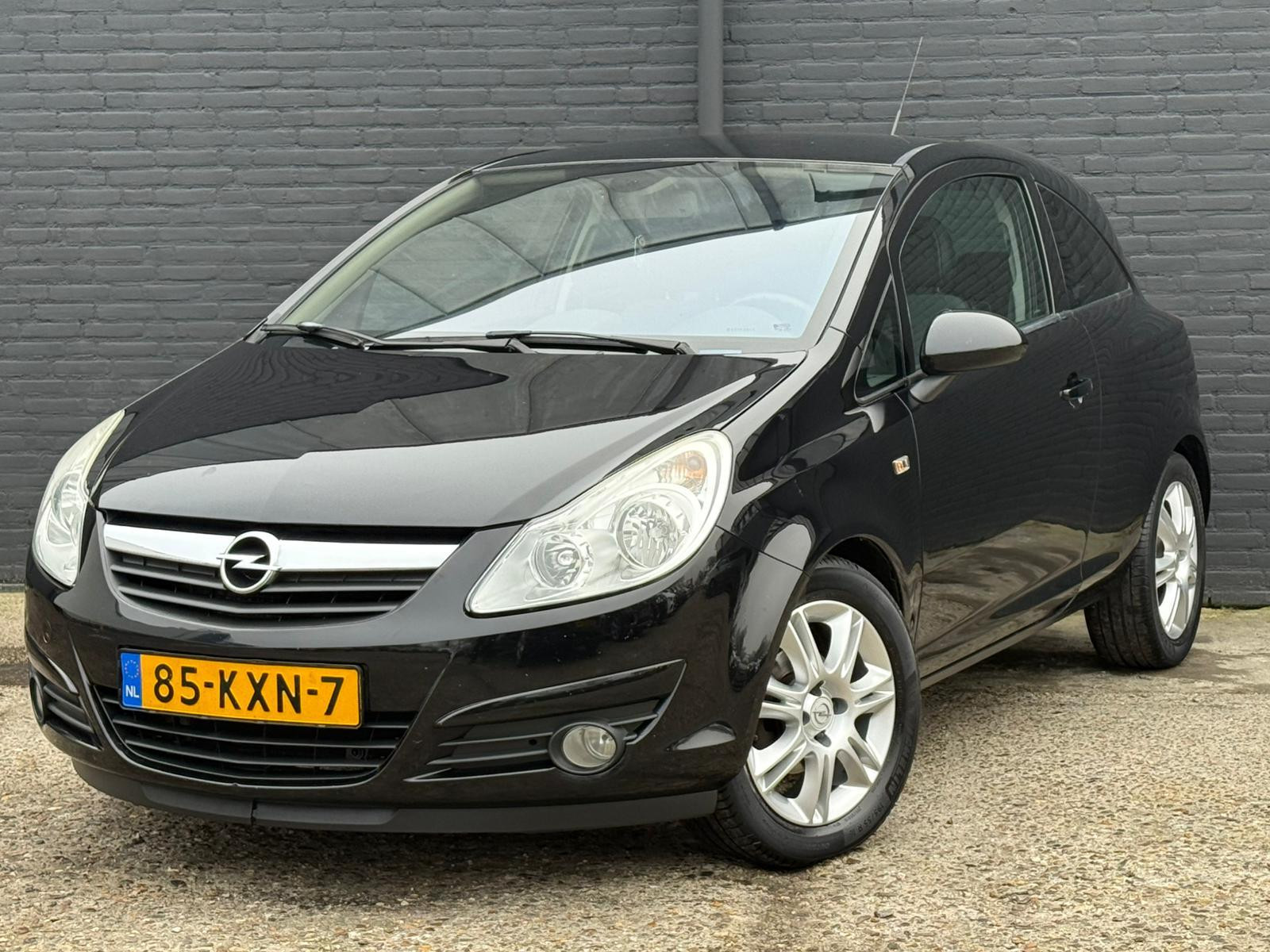 Opel Corsa 1.2-16V Cosmo AIRCO | CRUISE | PDC | NWE APK 2010 - voorkant