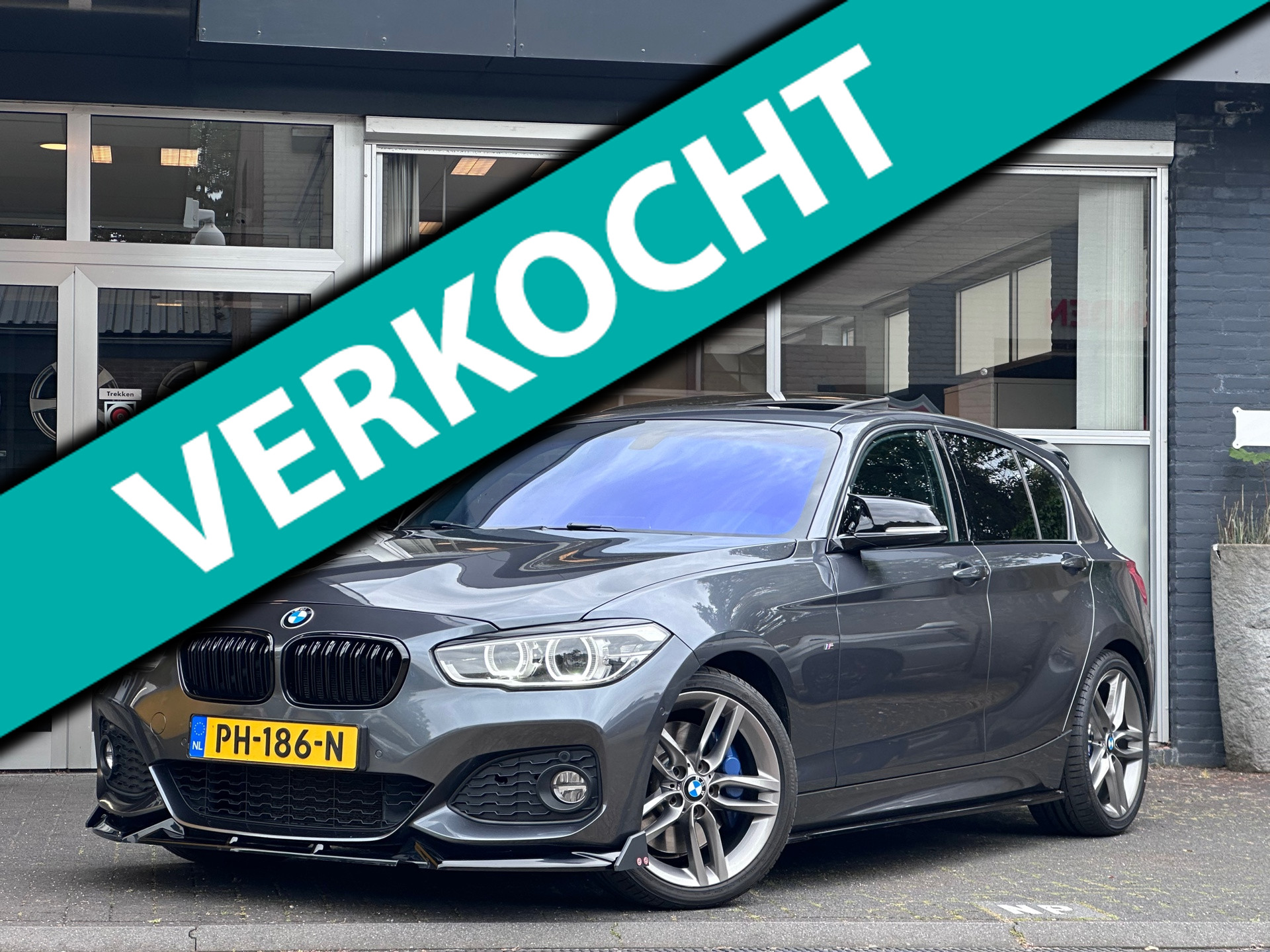 BMW 120i 120i High Executive M-PERFORMANCE / MAXTON / CARBON / PANO 2017 - voorkant