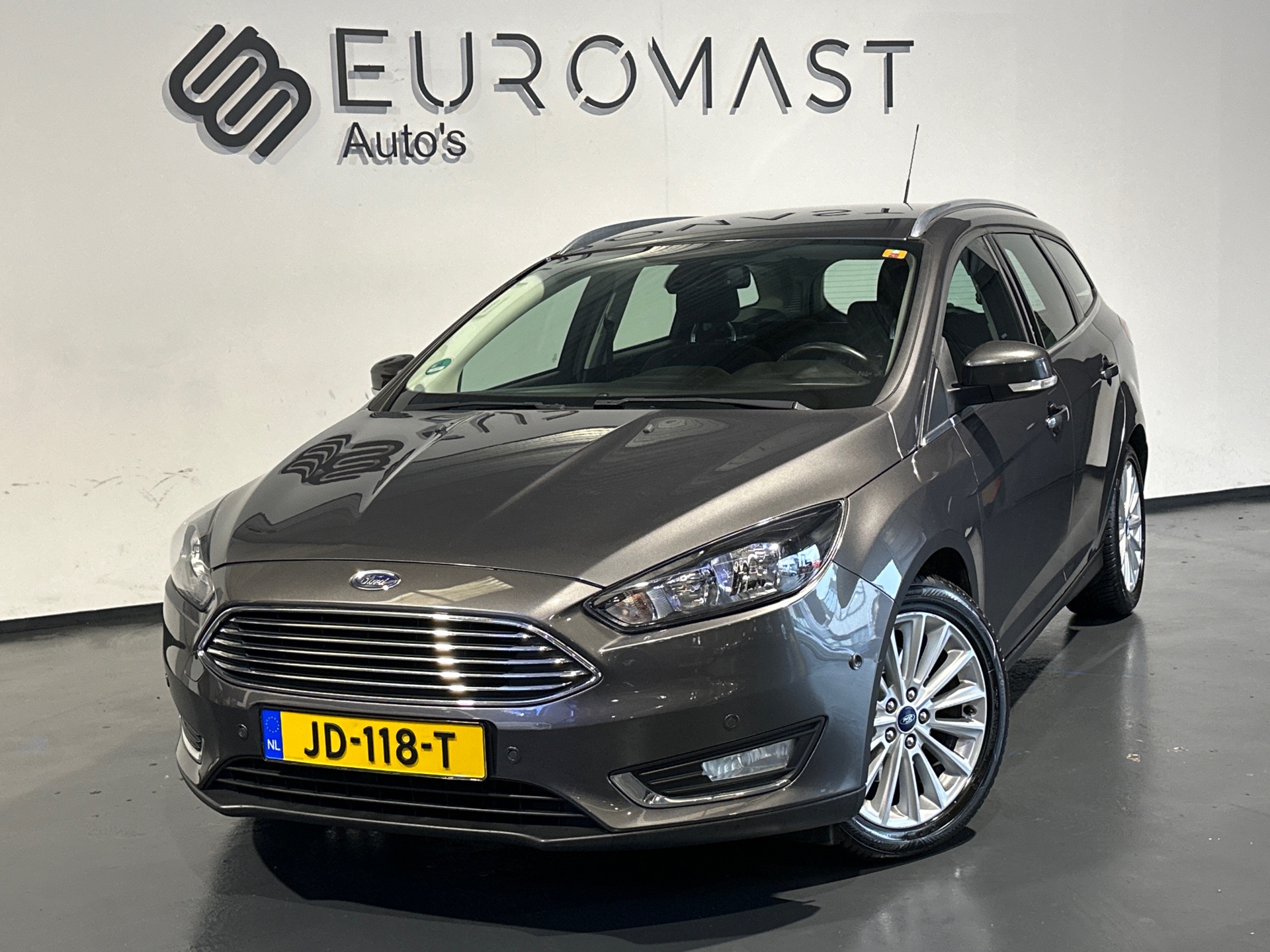 Ford Focus 1.5 Titanium Navi Airco Cruise Pdc Trekhaak Stoelverwarming Nieuwe Apk 2016 - voorkant