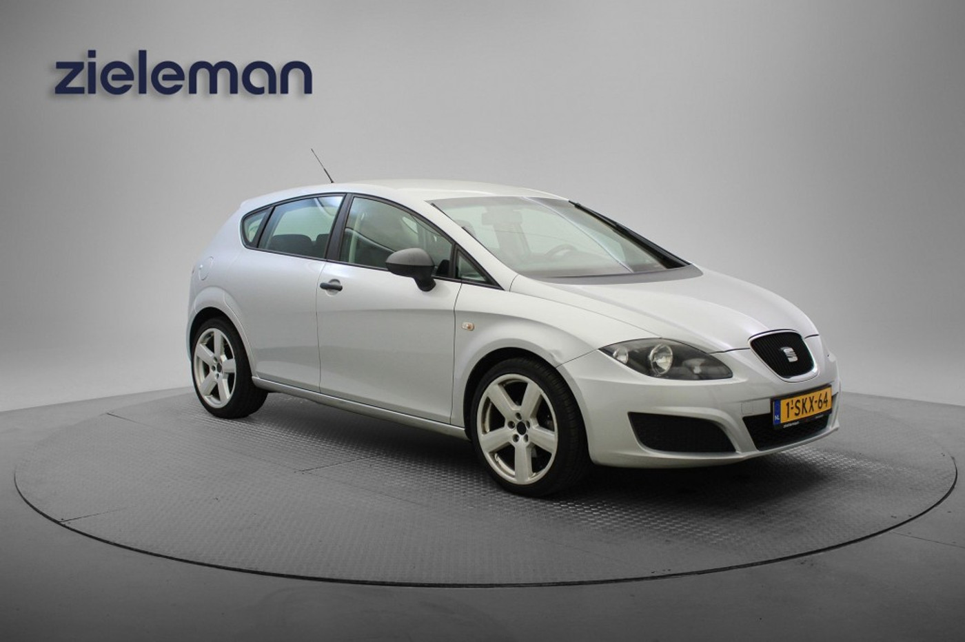 Seat Leon 1.4 16v - Airco, Lichtmetalen Velgen 2011 - voorkant