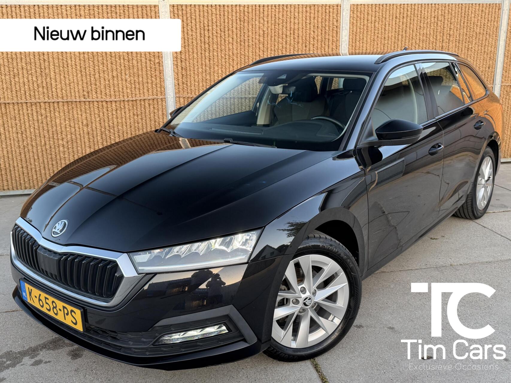 Skoda Octavia 1.0 e-TSI Ambition Automaat | Stoelverwarming | 17 inch lichtmetalen velgen | Metallic lak | Climate & cruise control | LED koplampen | Apple CarPlay/Android Auto | Parkeersensoren achter 2021 - voorkant