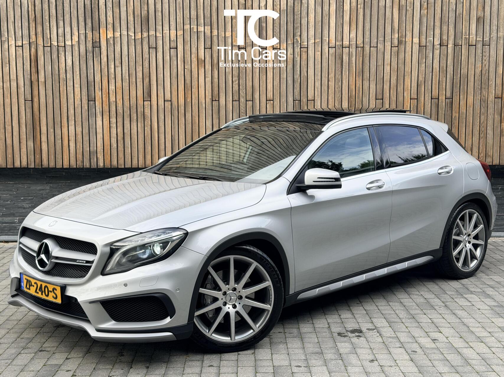 Mercedes-Benz AMG Gla 45 AMG 45 4MATIC Automaat | Panoramadak | Bi-Xenon verlichting | Lederen bekleding | Stoelverwarming | Climate & Cruise control | 20 inch lichtmetalen velgen | Parkeersensoren voor en achter | Achteruitrijcamera 2016 - voorkant