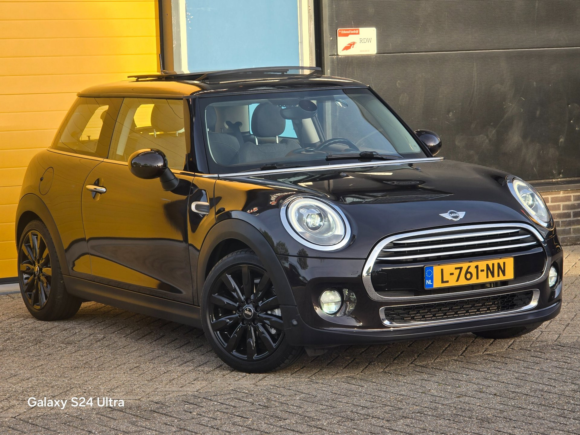 Mini Cooper 1.5 Cooper Chili Serious Business / Open Panoramadak / Navi / Ecc / Elek Pakket / Cruise Control / Sportstoelen / Led 2016 - voorkant