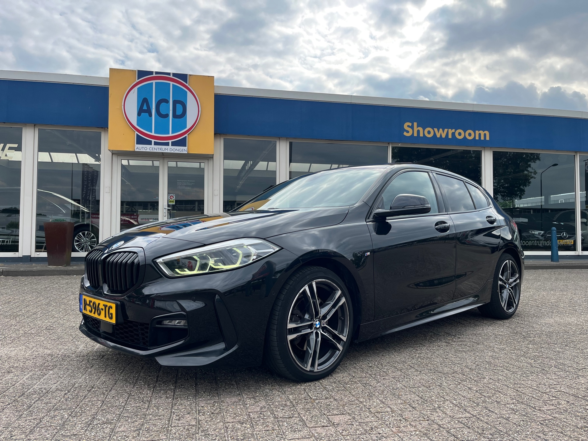 BMW 118i 118i Executive M-Sport | PanoramaDak | M-pakket | Camera | Carplay | 2022 - voorkant