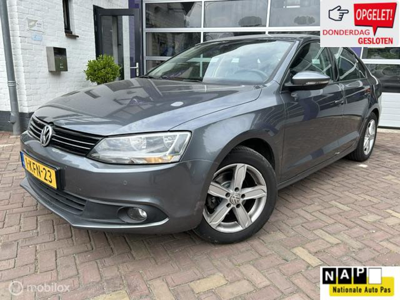 Volkswagen Jetta 1.6 TDI BlueMotion * TREKHAAK * NAVIGATIE * 2013 - voorkant