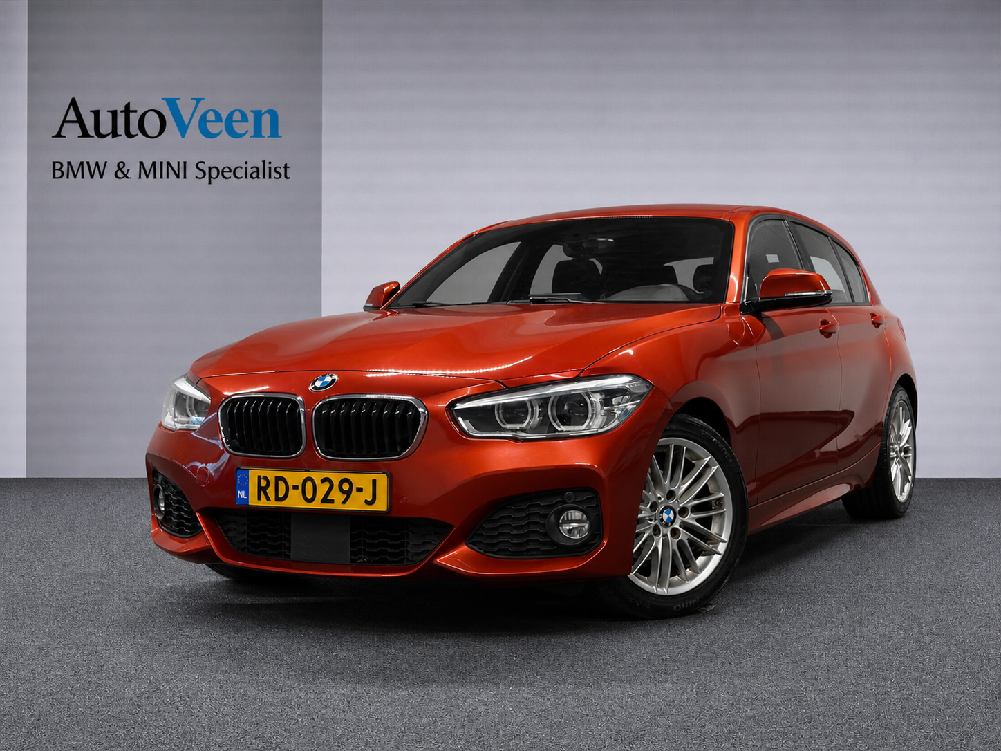 BMW 118i 118i Executive (M-SPORT, GROOT NAVI, ACC, ALCANTARA, PARKEERSENSOREN) 2017 - voorkant