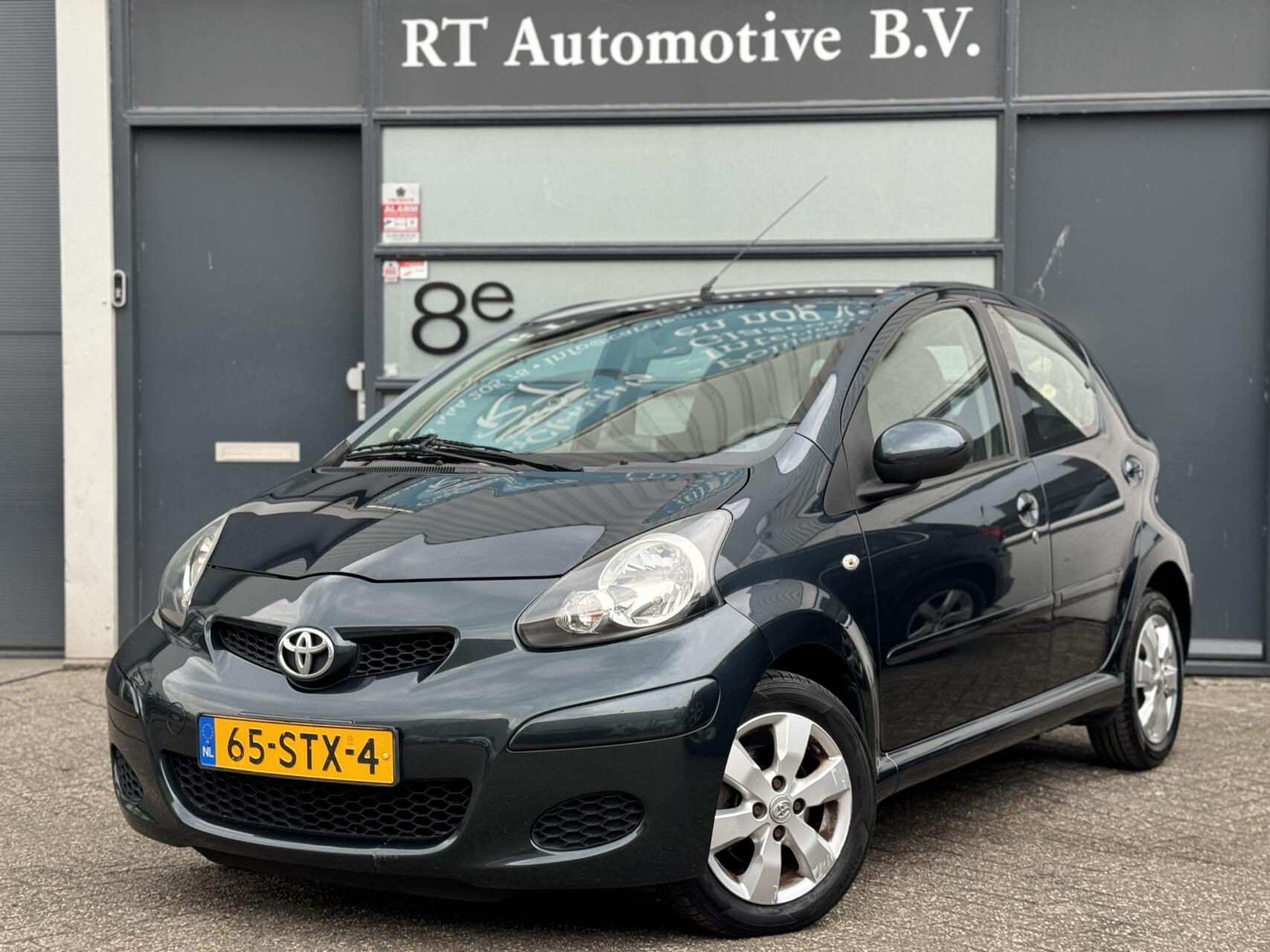 Toyota Toyota Aygo 1.0 VVT-i Aspiration Leder / Navi / LM Velgen 2011 - voorkant
