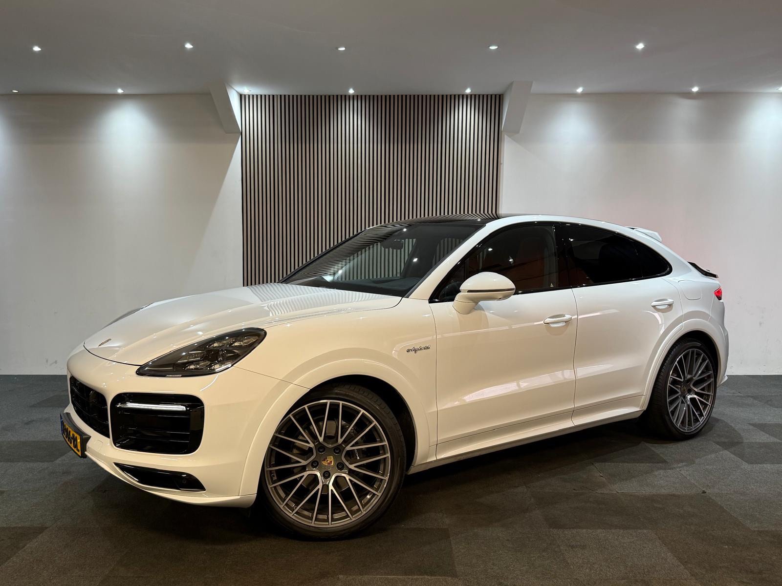 Foto van PORSCHE CAYENNE E-HYBRID