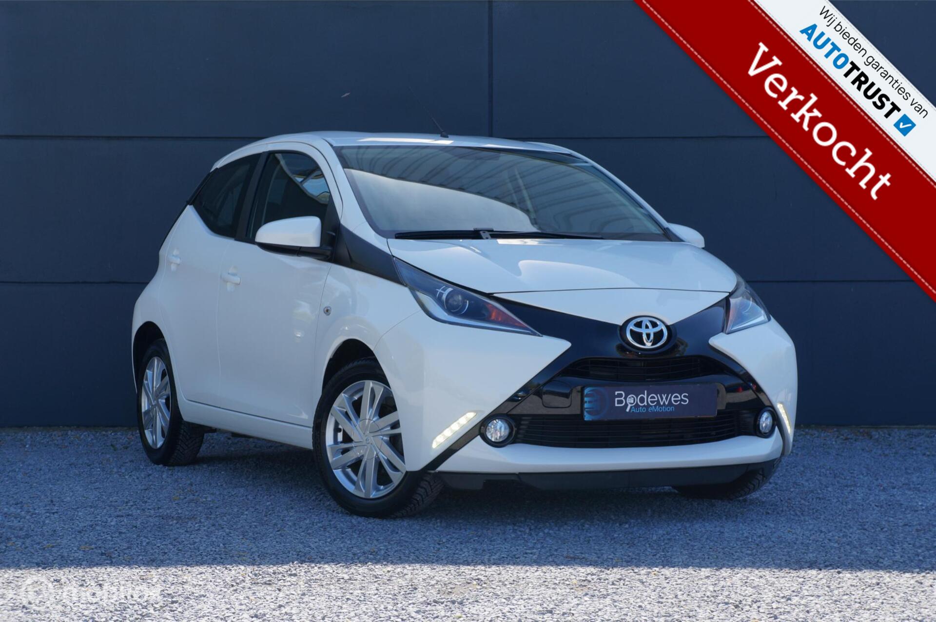 Toyota Toyota Aygo 1.0 VVT-i Aut. X-Play Navi Cam PDC Apple/Android 2017 - voorkant