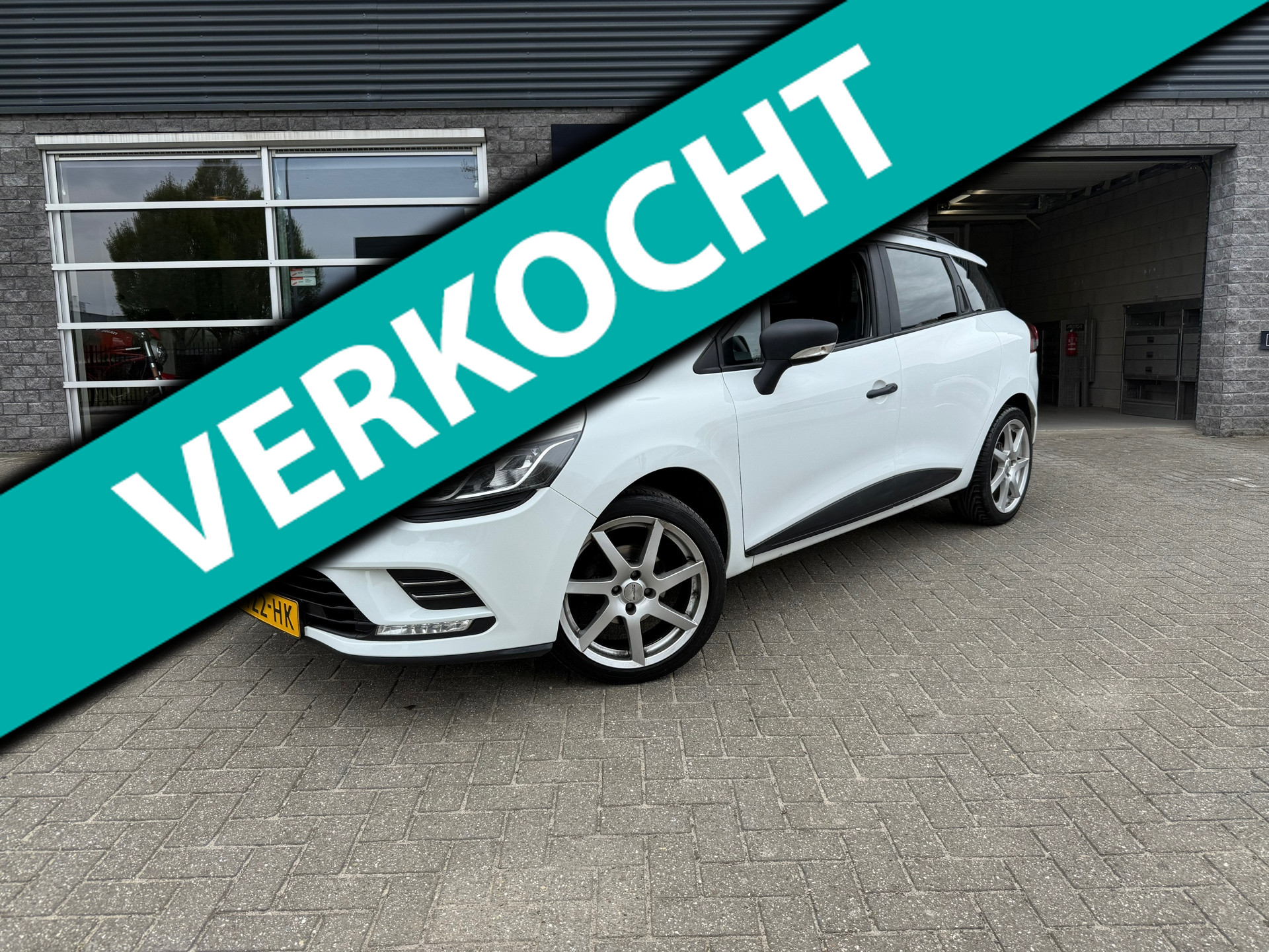Renault Clio 1.2 16V | Camera | Cruise | Lage KM stand! | Bluetooth | NAVI | Clima | LED | 2018 - voorkant