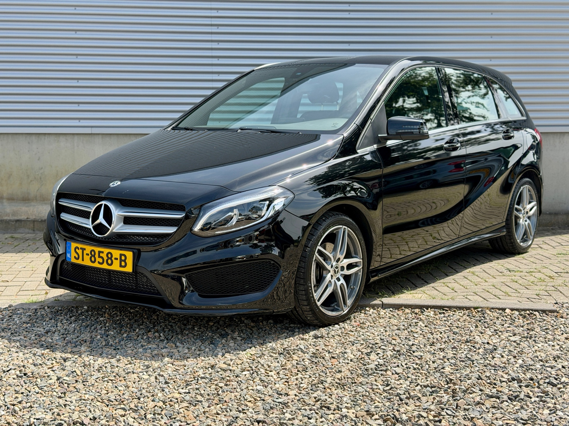 Mercedes-Benz B 200 200 Ambition automaat [ 1e eig, dealer oh, AMG pakket ] 2018 - voorkant