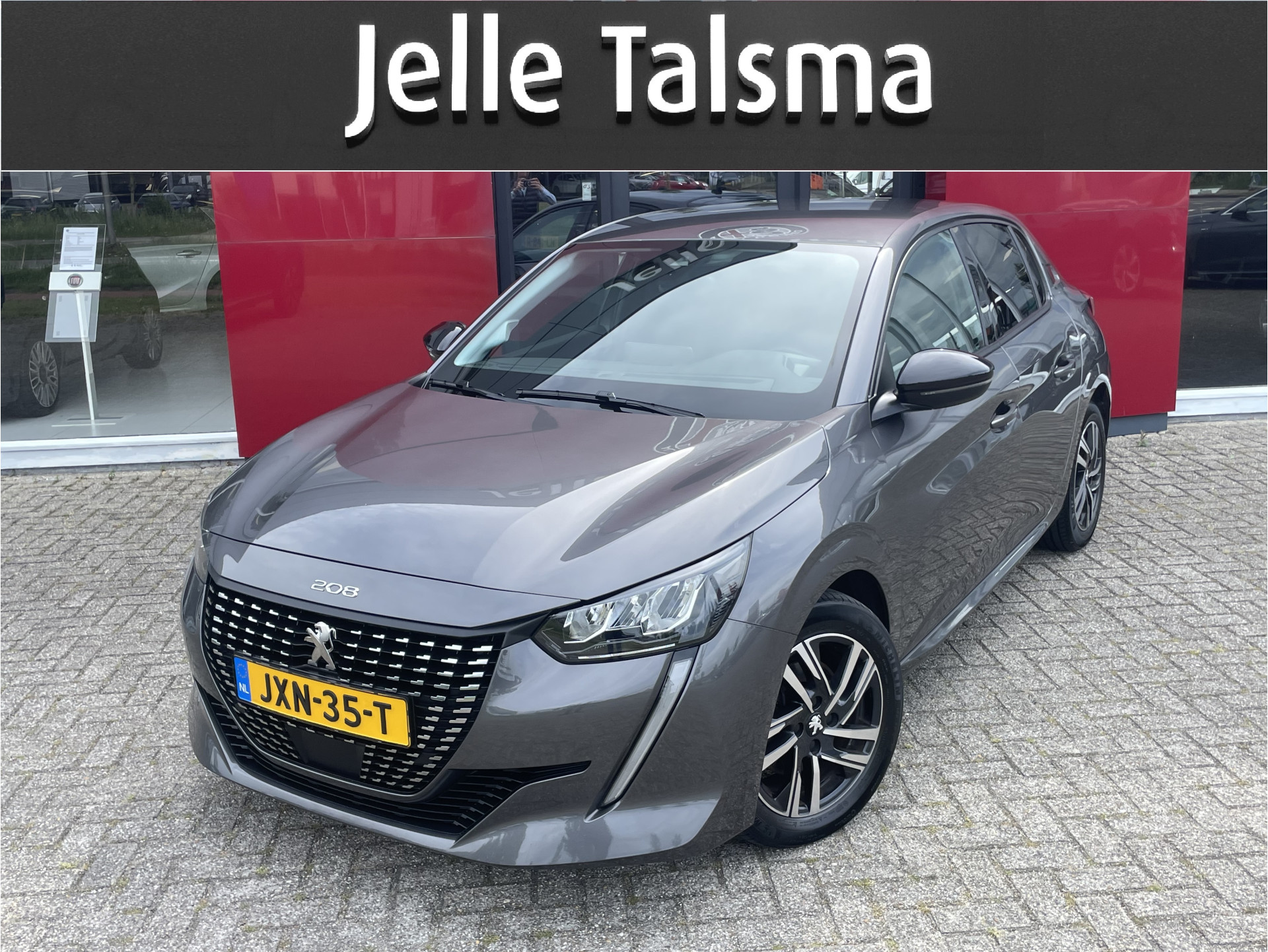 Peugeot 208 1.2 PureTech | Camera | Stoelverwarming | Parkeersensoren voor en achter | Apple/Android CarPlay 2024 - voorkant