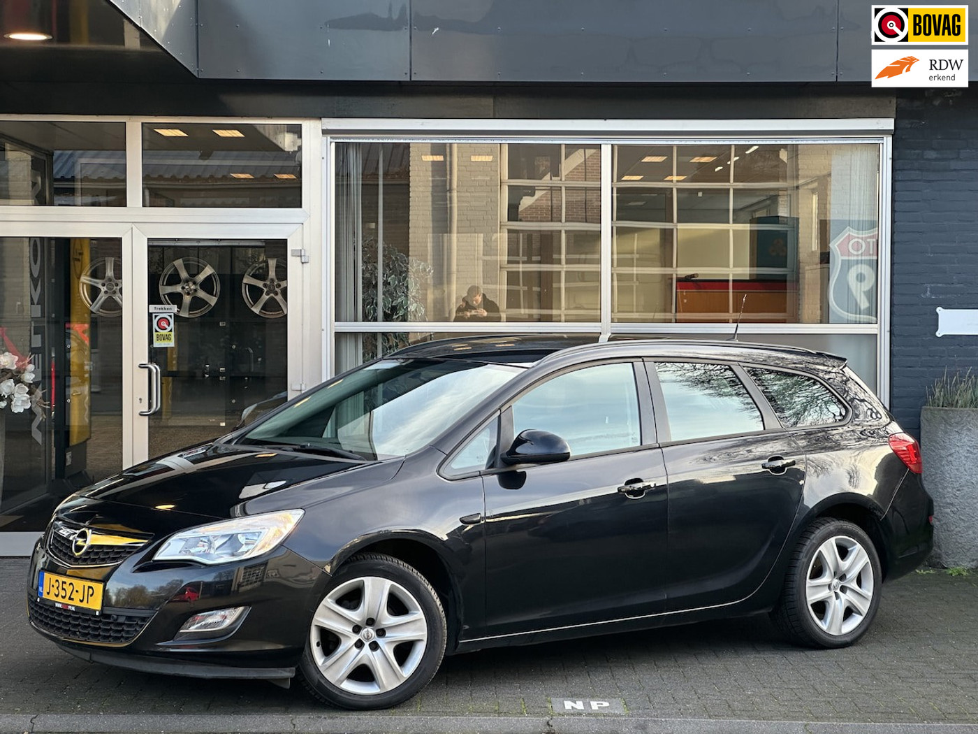 Opel Astra 1.4 Turbo Edition 2011 - voorkant