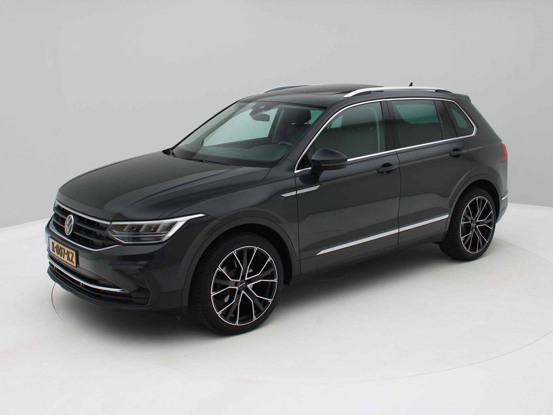 Volkswagen Tiguan 1.5 TSI Life Business Aut. Panorama / Elec.Achterklep / Origineel NL 2021 - voorkant