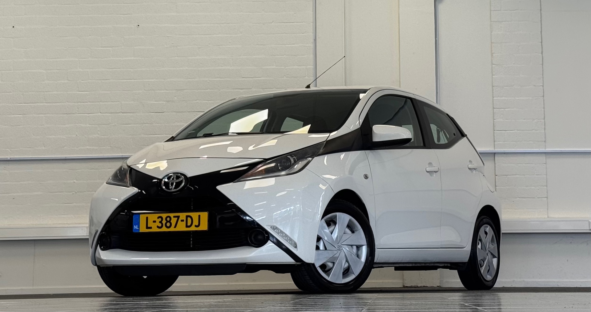 Toyota Toyota Aygo 1.0 VVT-i x-play Automaat Camera Navi Nieuwe APK Mooi! 2018 - voorkant